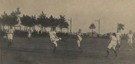 Czarno białe zdjęcie mężczyzna grających w piłkę