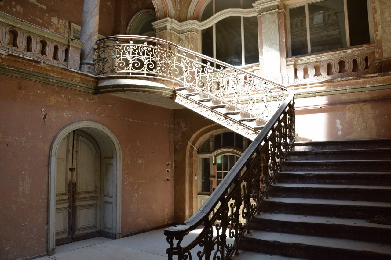 Wnętrze pałacu ze schodami