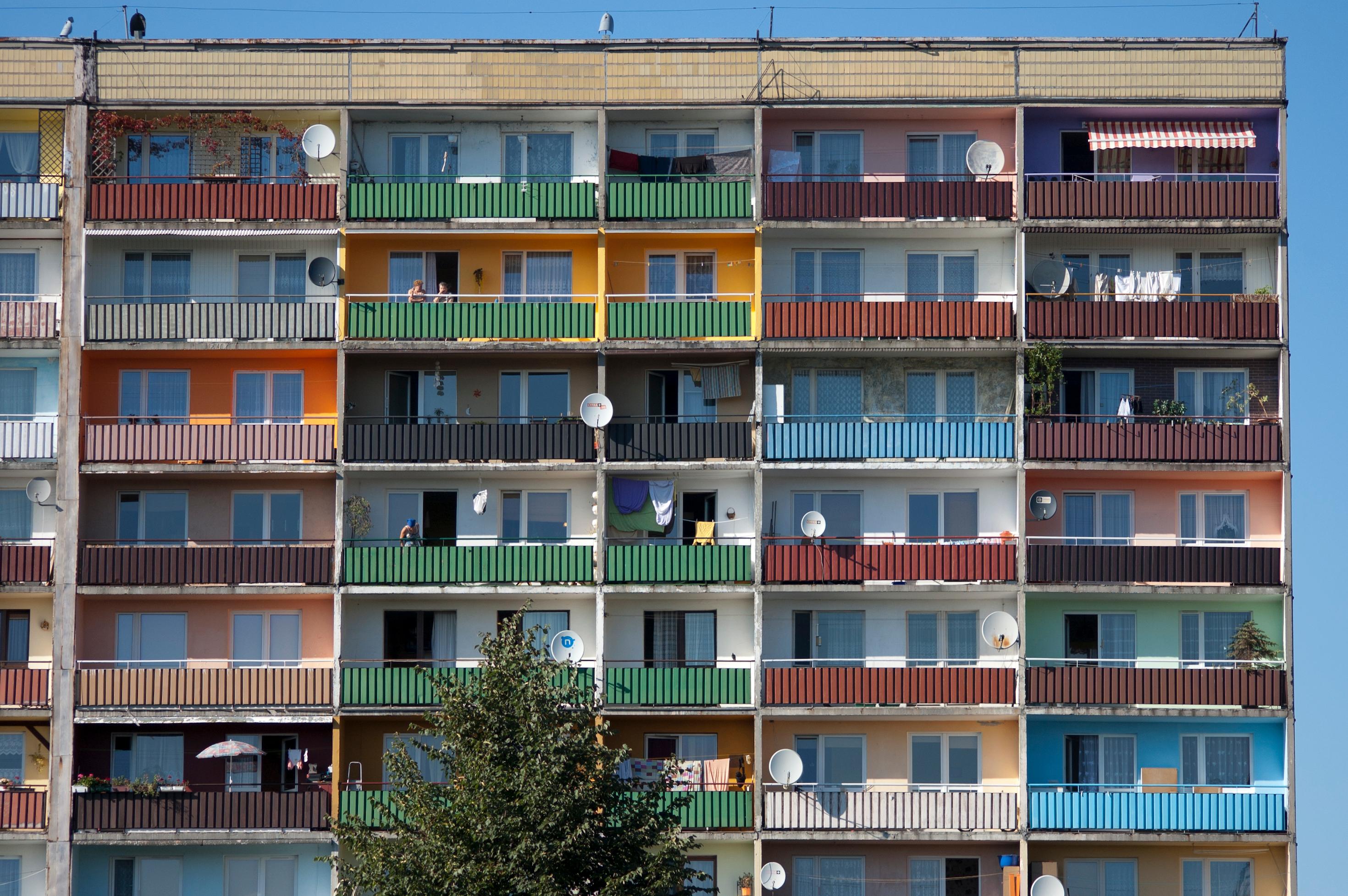Kolorowe balkony w bloku