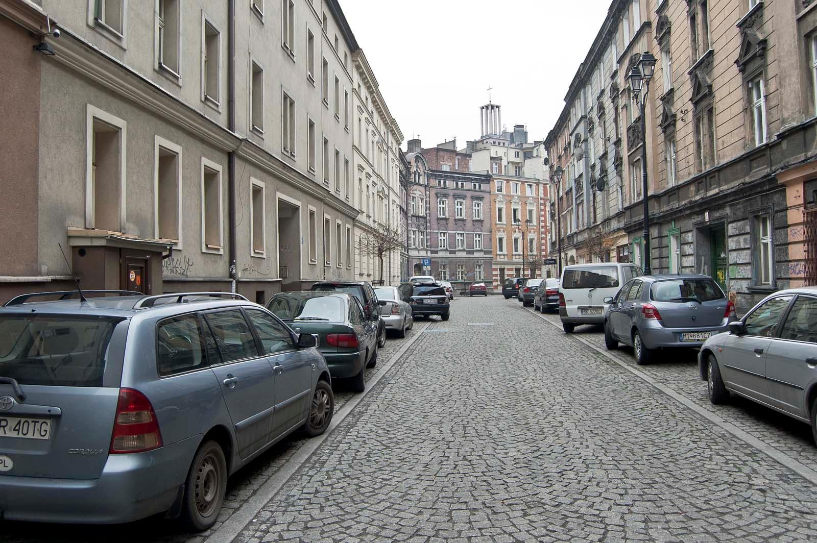 Ulica z kamienicami i autami