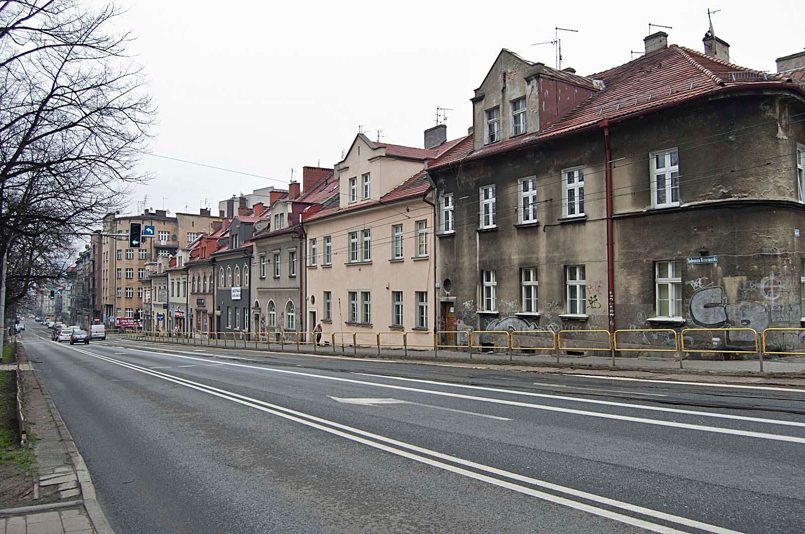 Ulica z torami tramwajowymi i budynkami