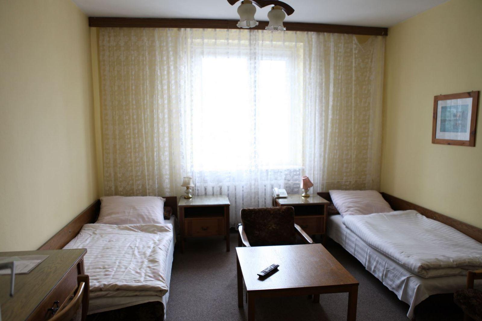 Dwa łóżka w pokoju hotelowym