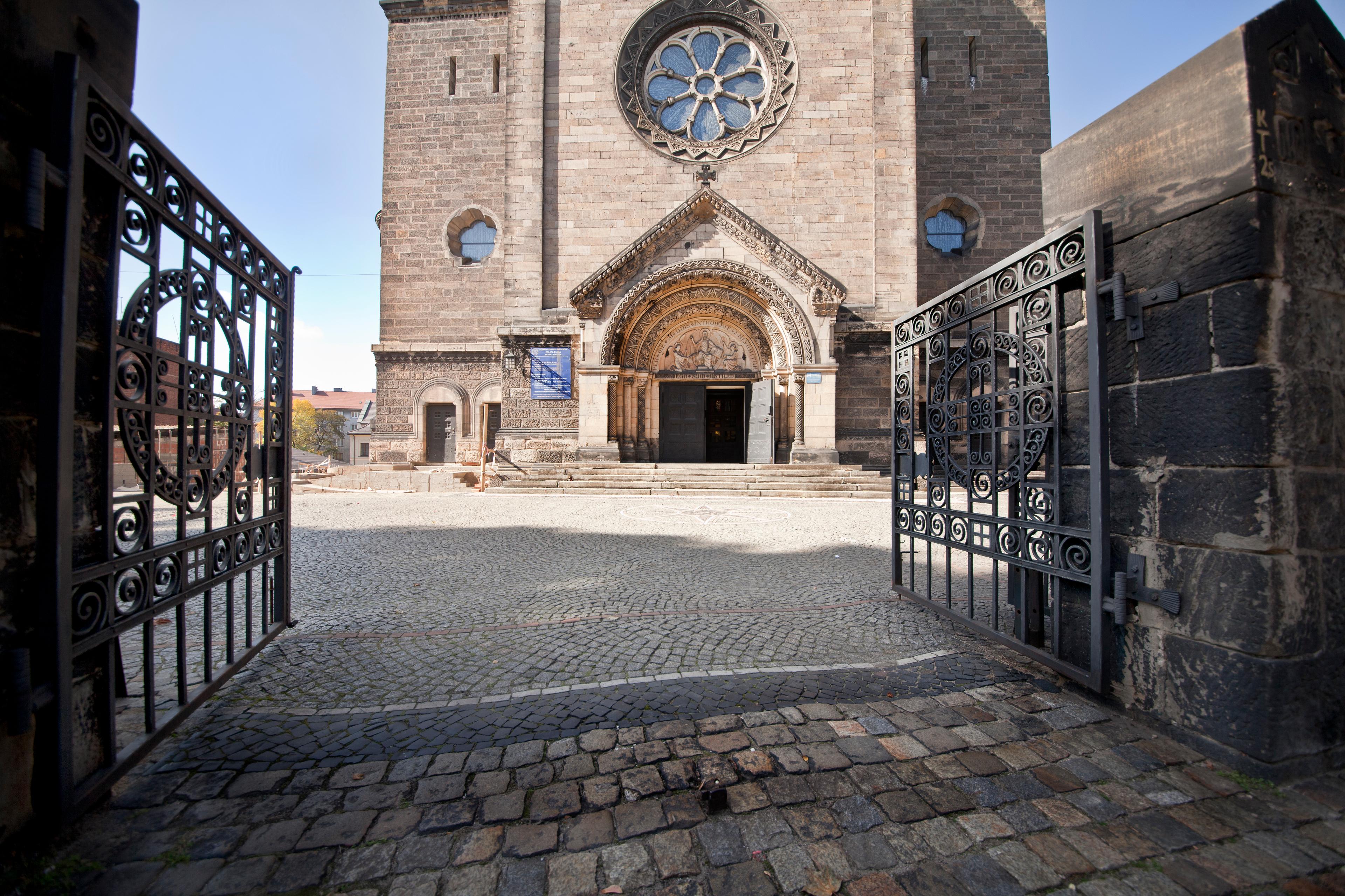 Brama metalowa do wejścia do kościoła