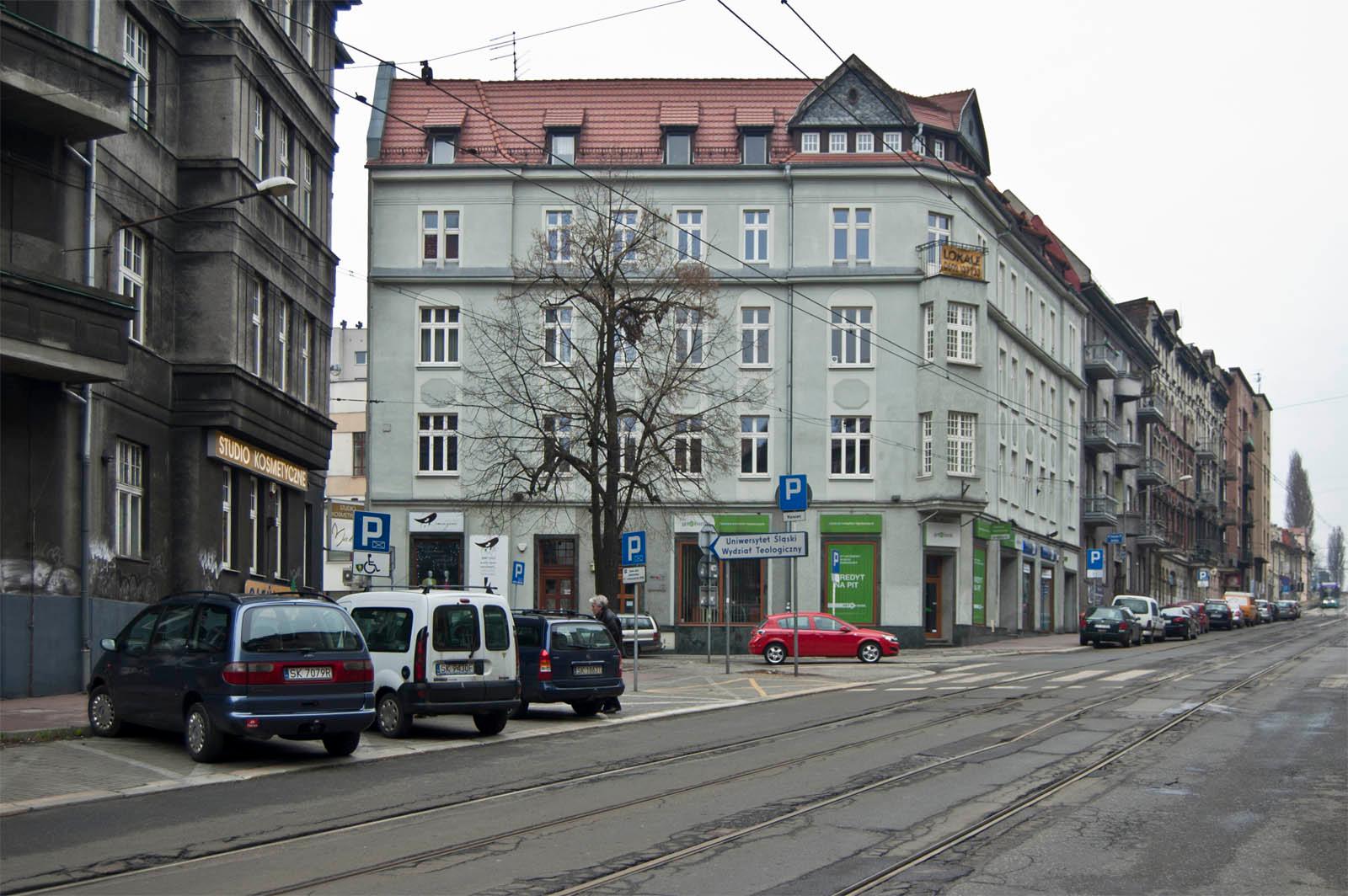 Ulica z torami tramwajowymi i budynkami