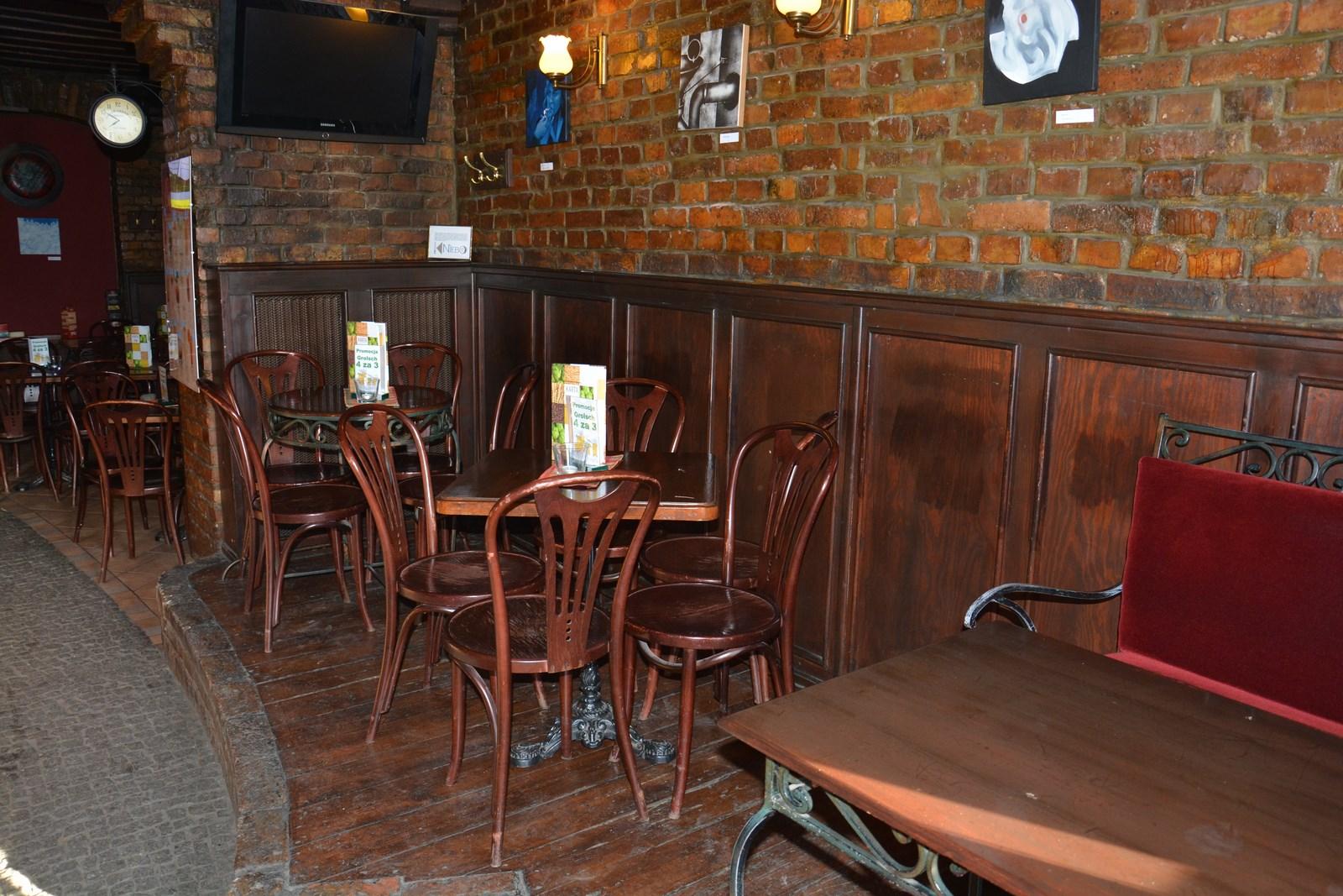 Krzesła i stolik w barze