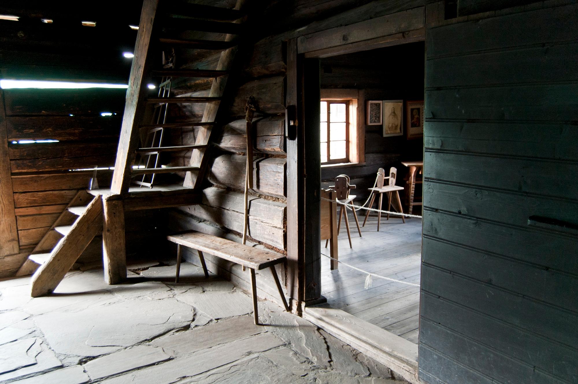 Wnętrze drewnianej chaty