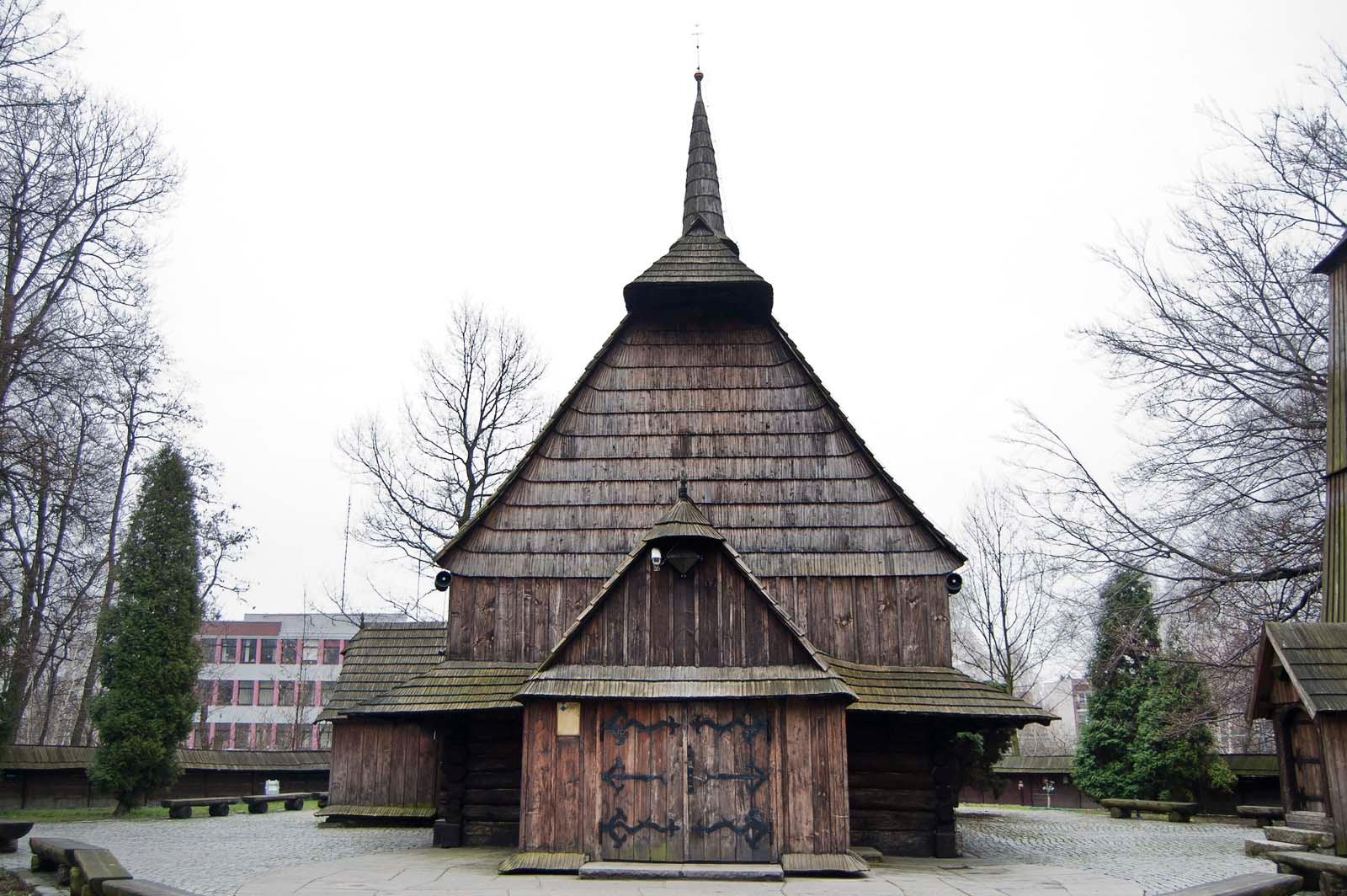 Drewniany kościół, ze ścianami konstrukcji wieńcowej
