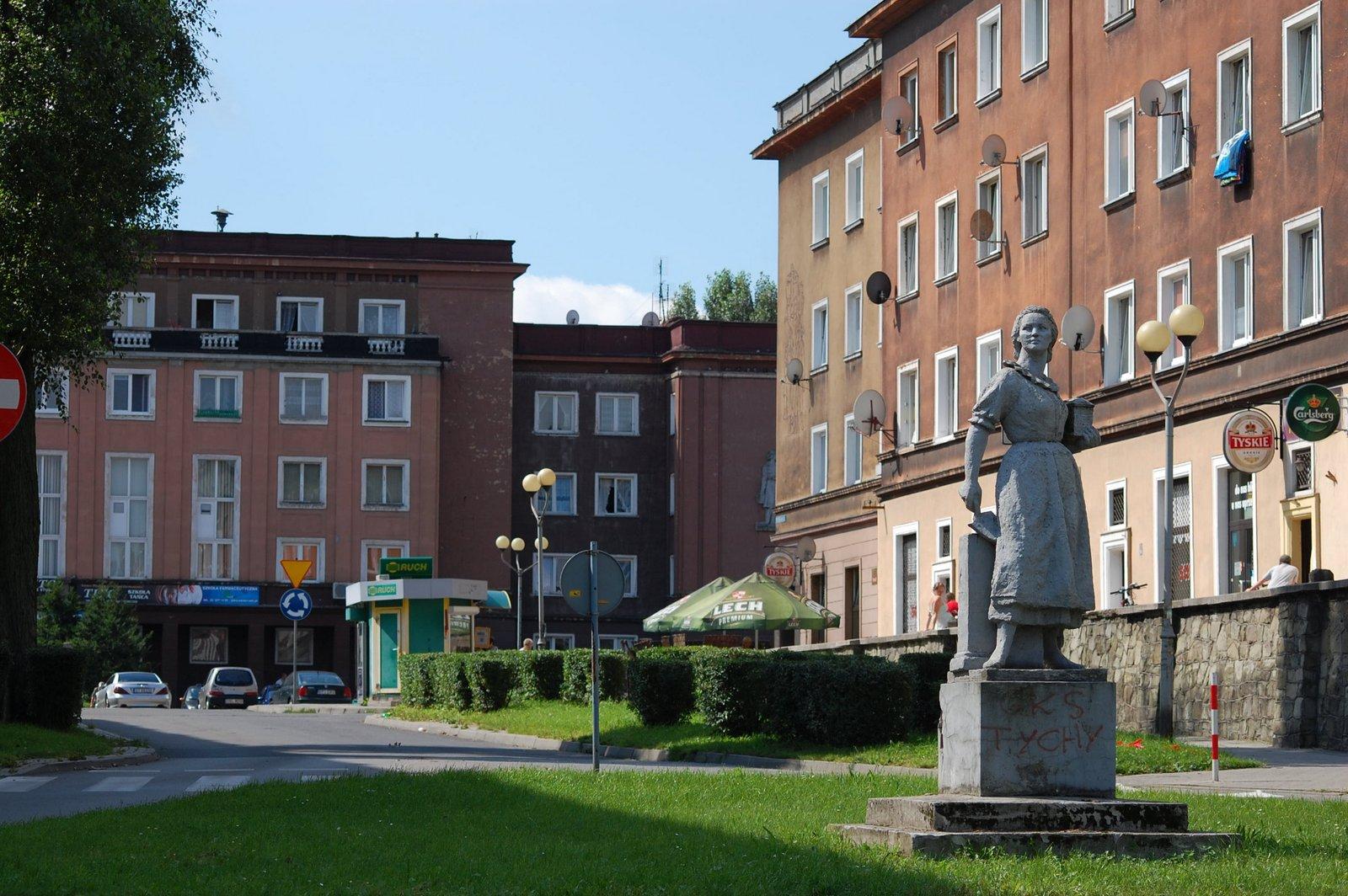 Plac centralny na osiedlu z pomnikiem na środku