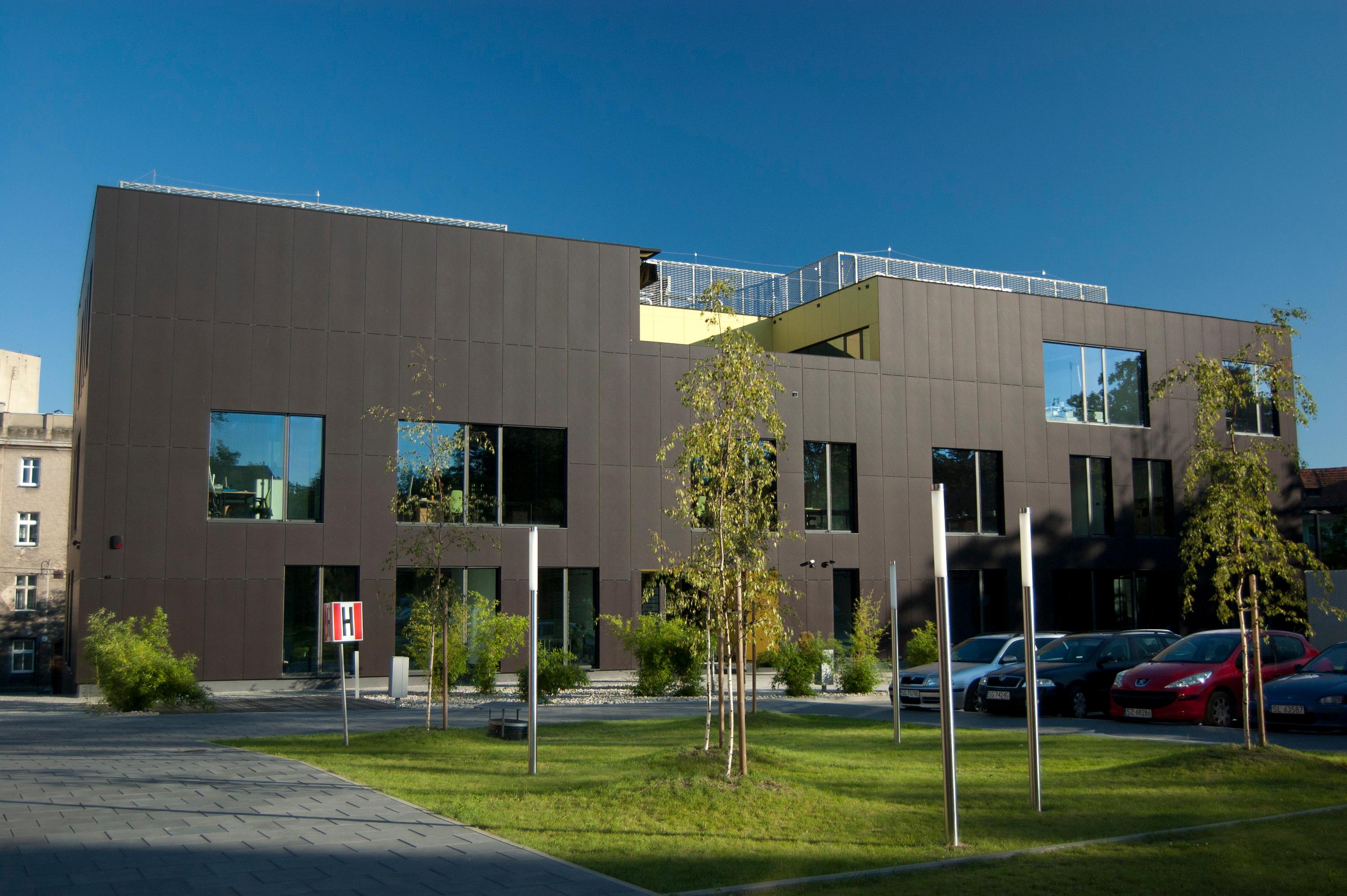 Położony w Gliwicach nowoczesny budynek usługowo - biurowy