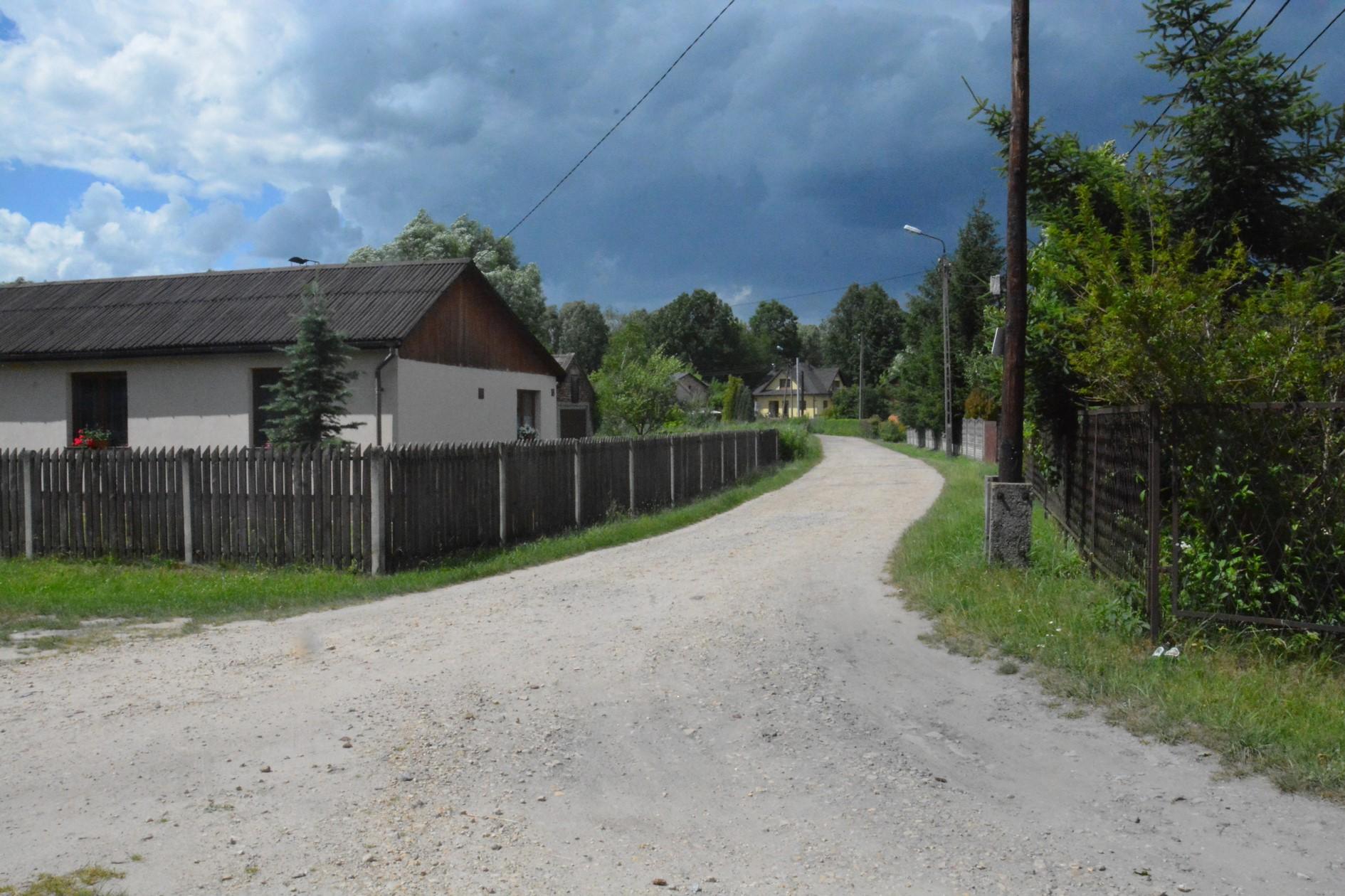 Droga między domami na wsi