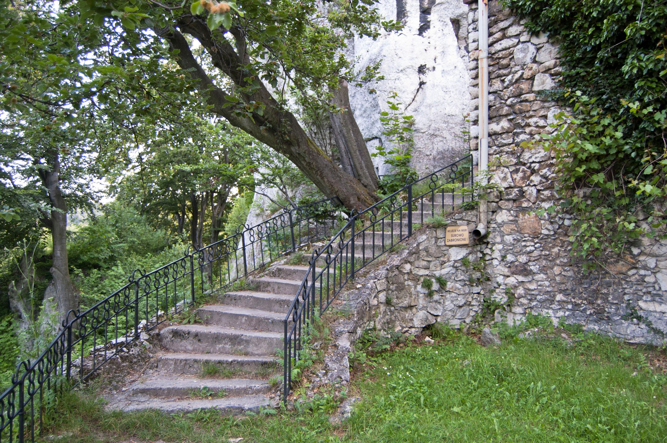Wejście po schodach do zamku