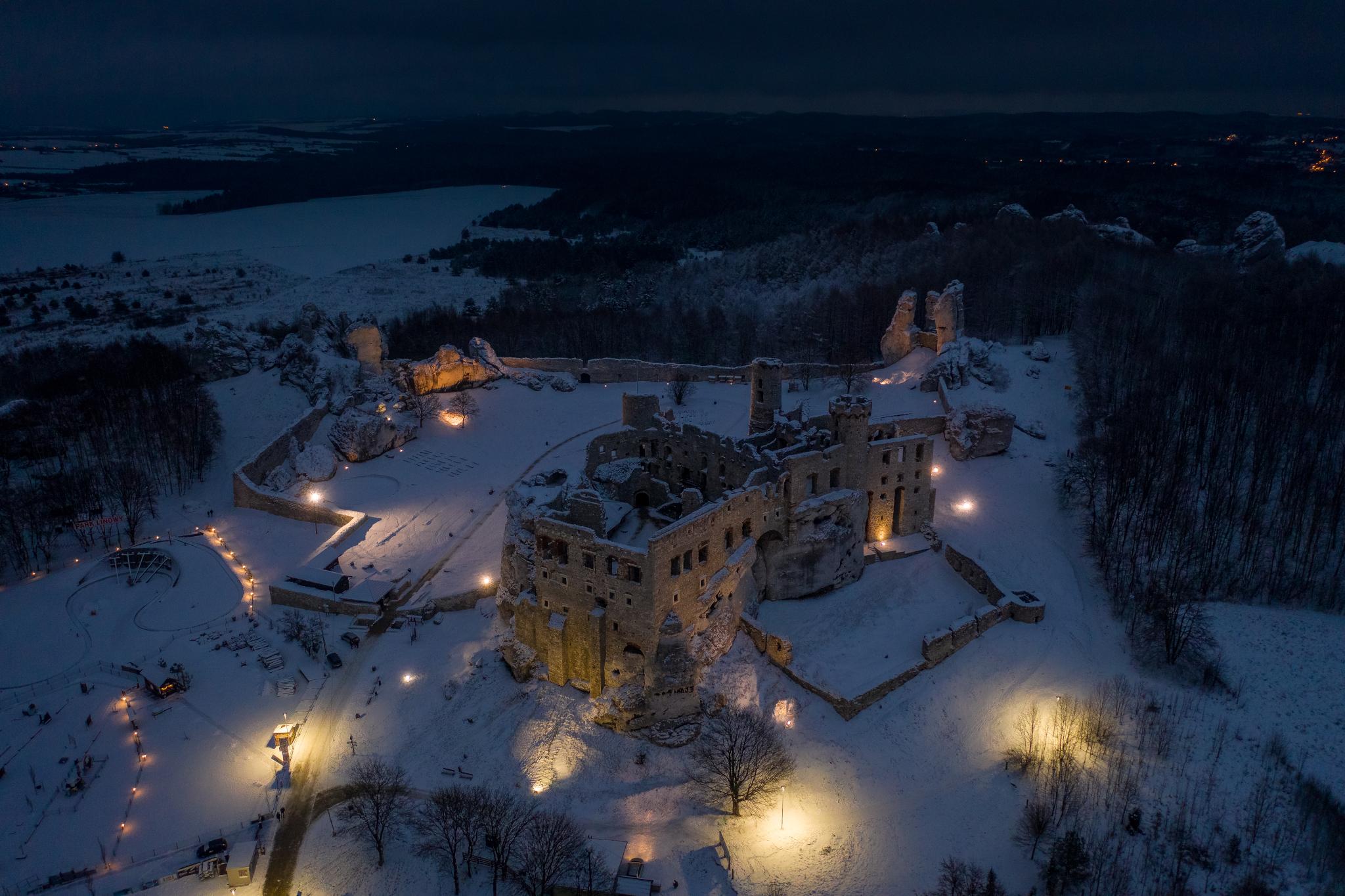 Zamek Ogrodzieniec w zimowej scenerii