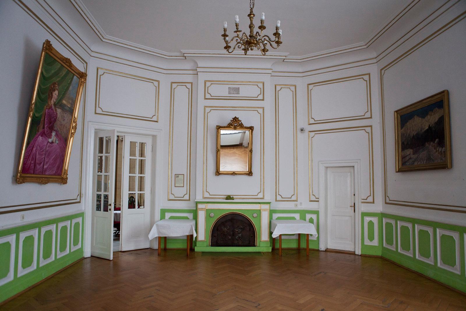 Pokój z obrazami w pałacu