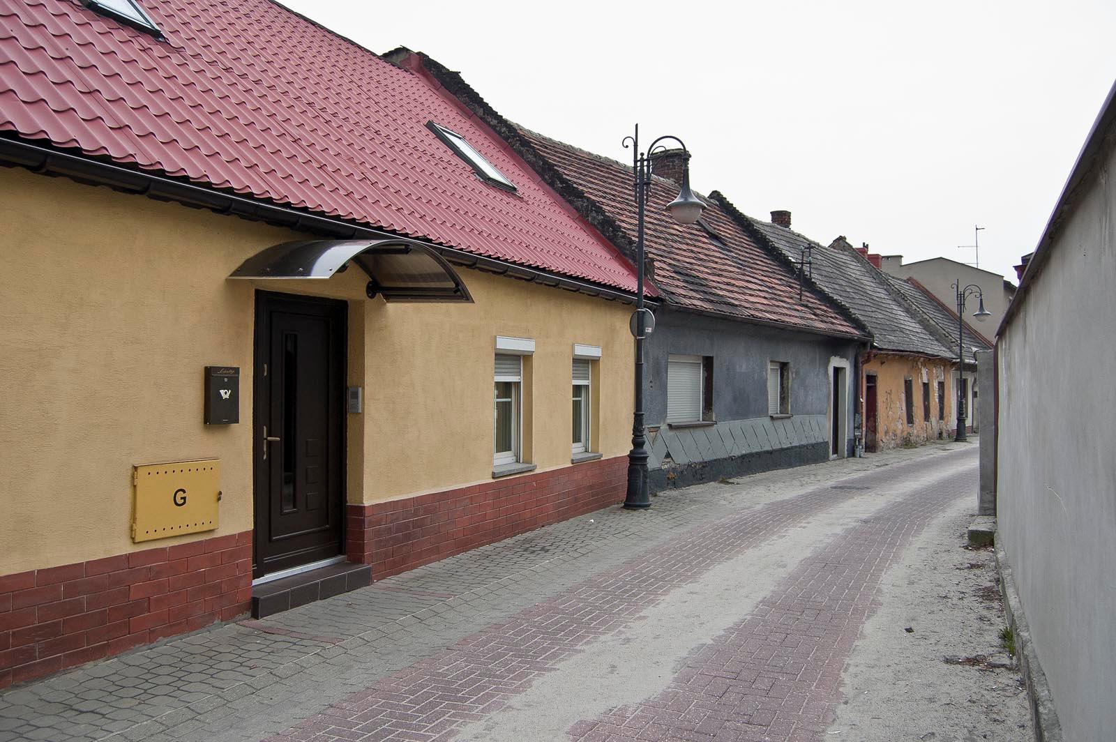 Ciąg zabudowanych domów przy ulicy