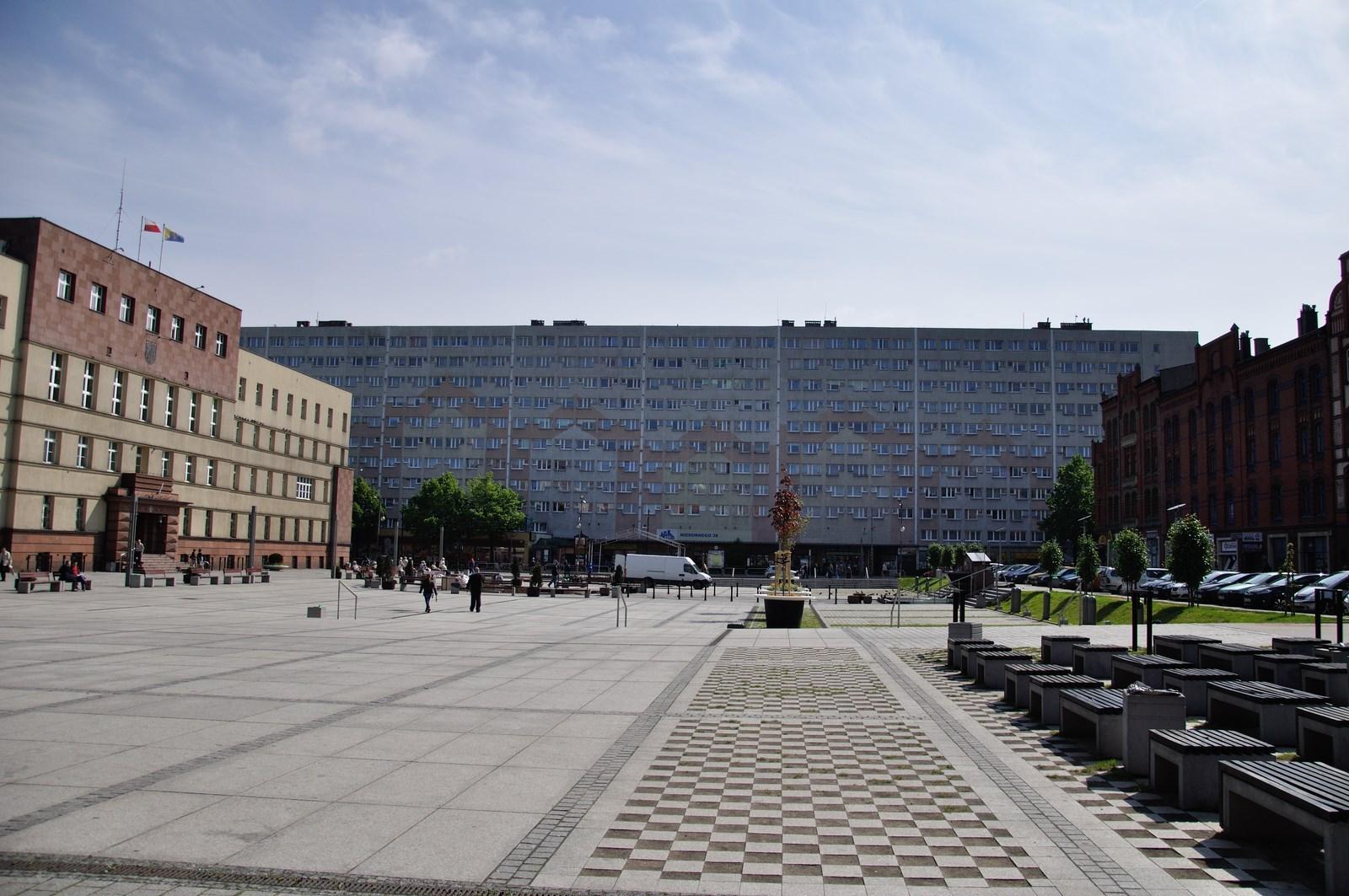 Budynek Urzędu Stanu Cywilnego przed nim znajduje się duży plac