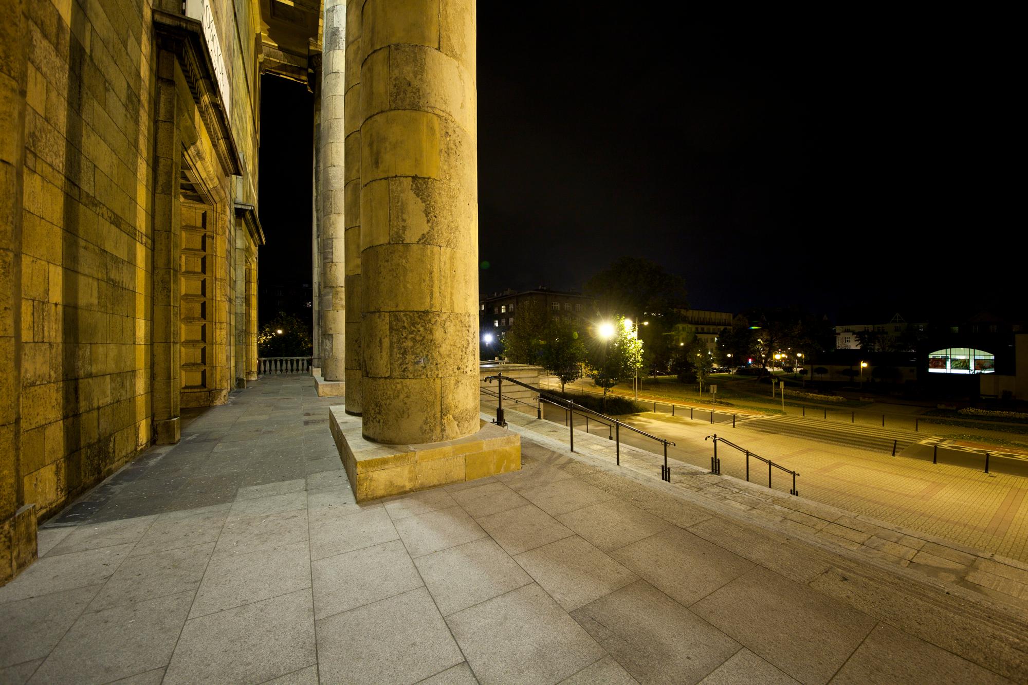 Kolumny przed katedrą