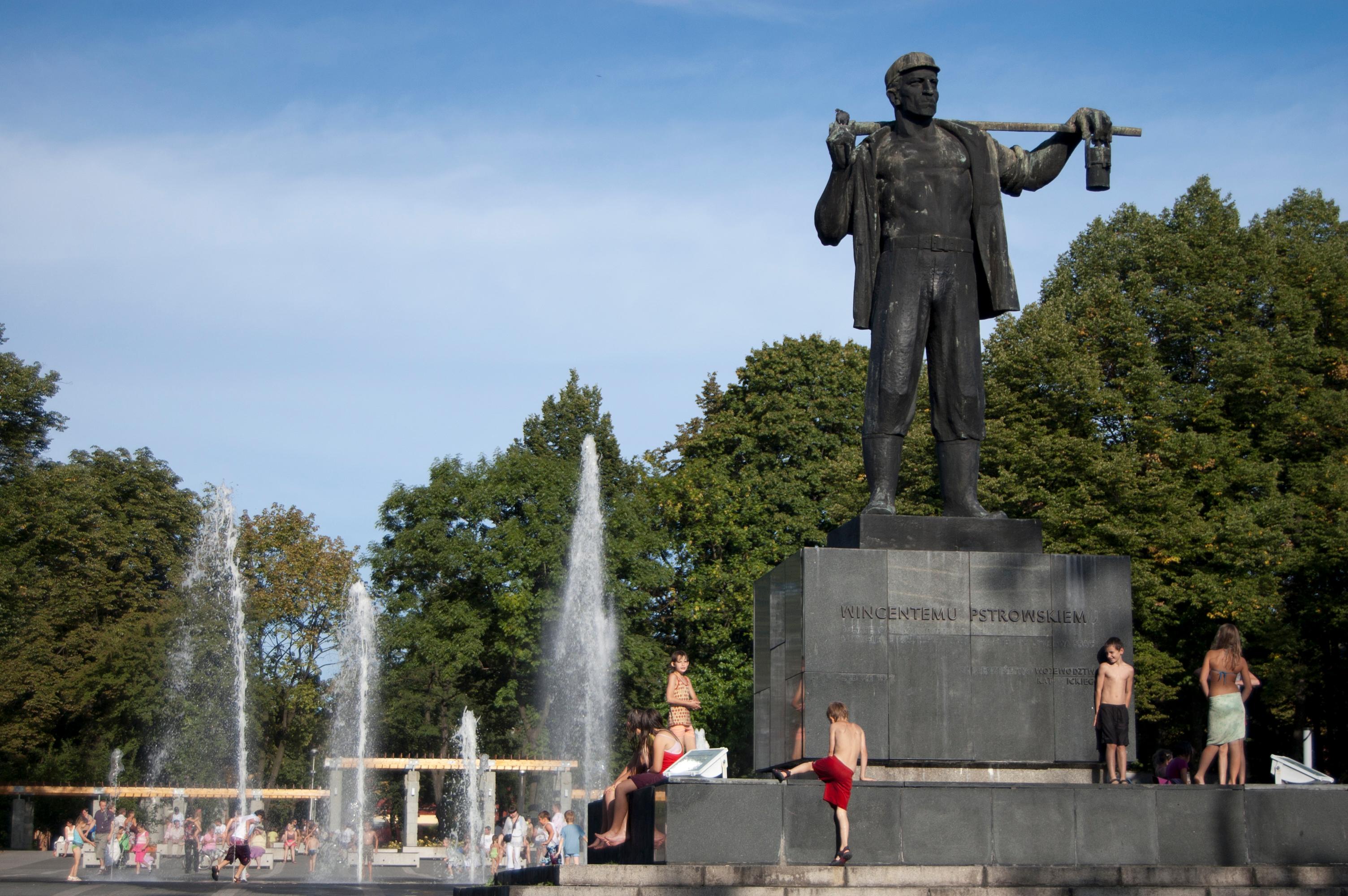 Pomnik Pstrowskiego w Zabrzu, obok fontanna i ludzie