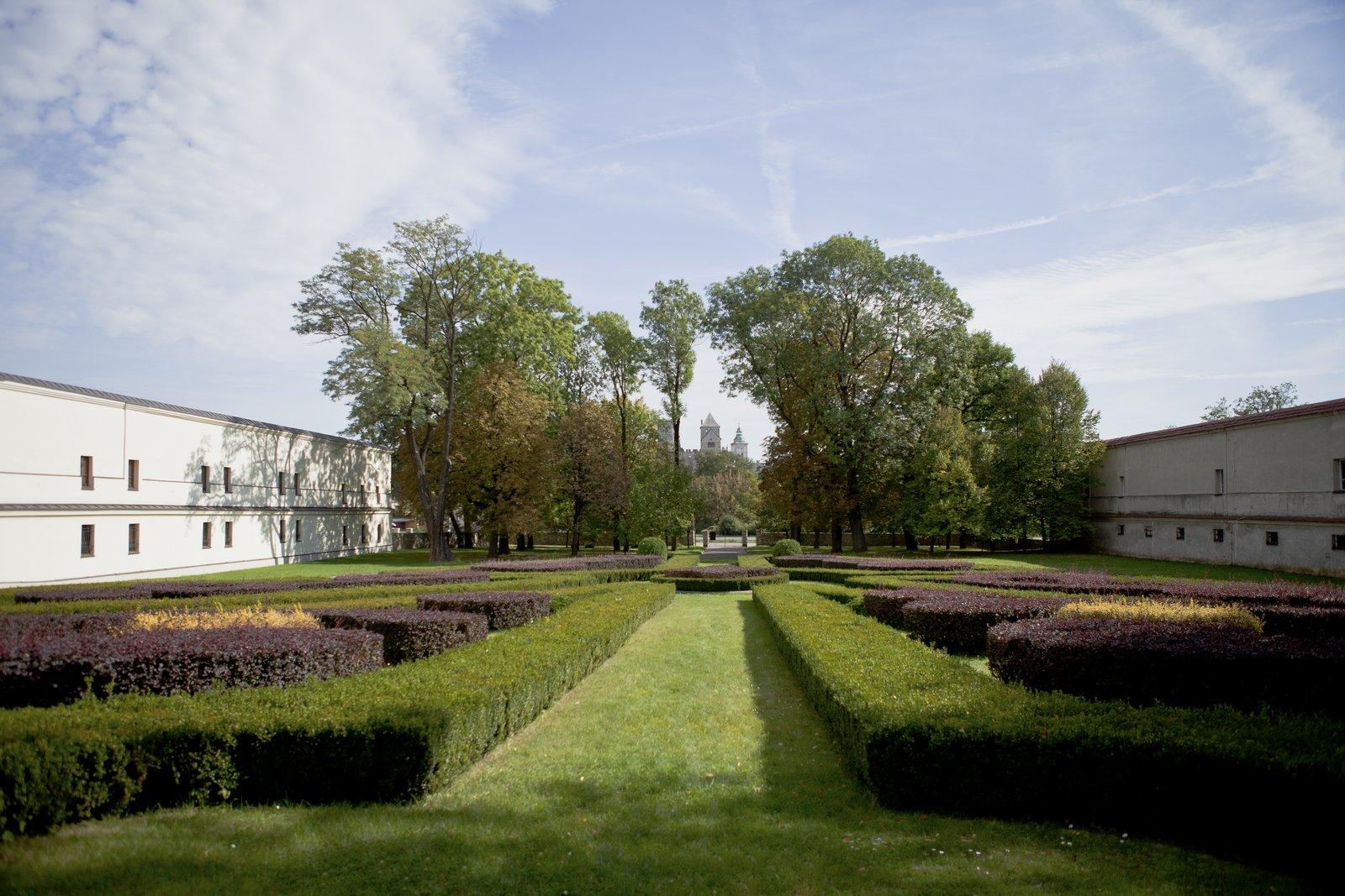 Pałac otoczony parkiem