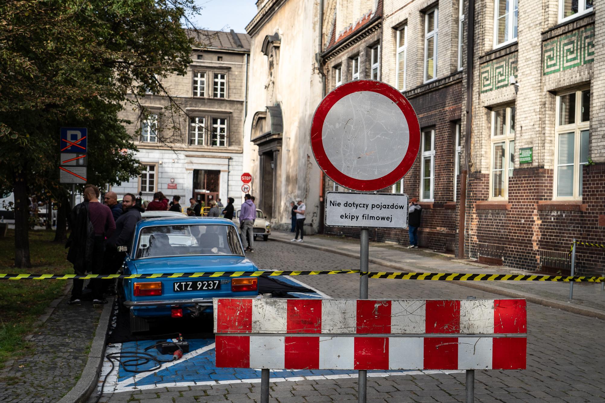 Scena filmowa kręcona pośród kamienic