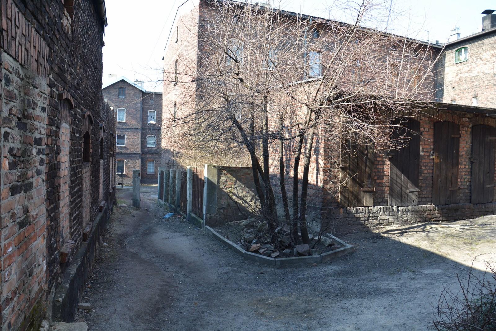 Komórki przy zabudowaniach mieszkalnych