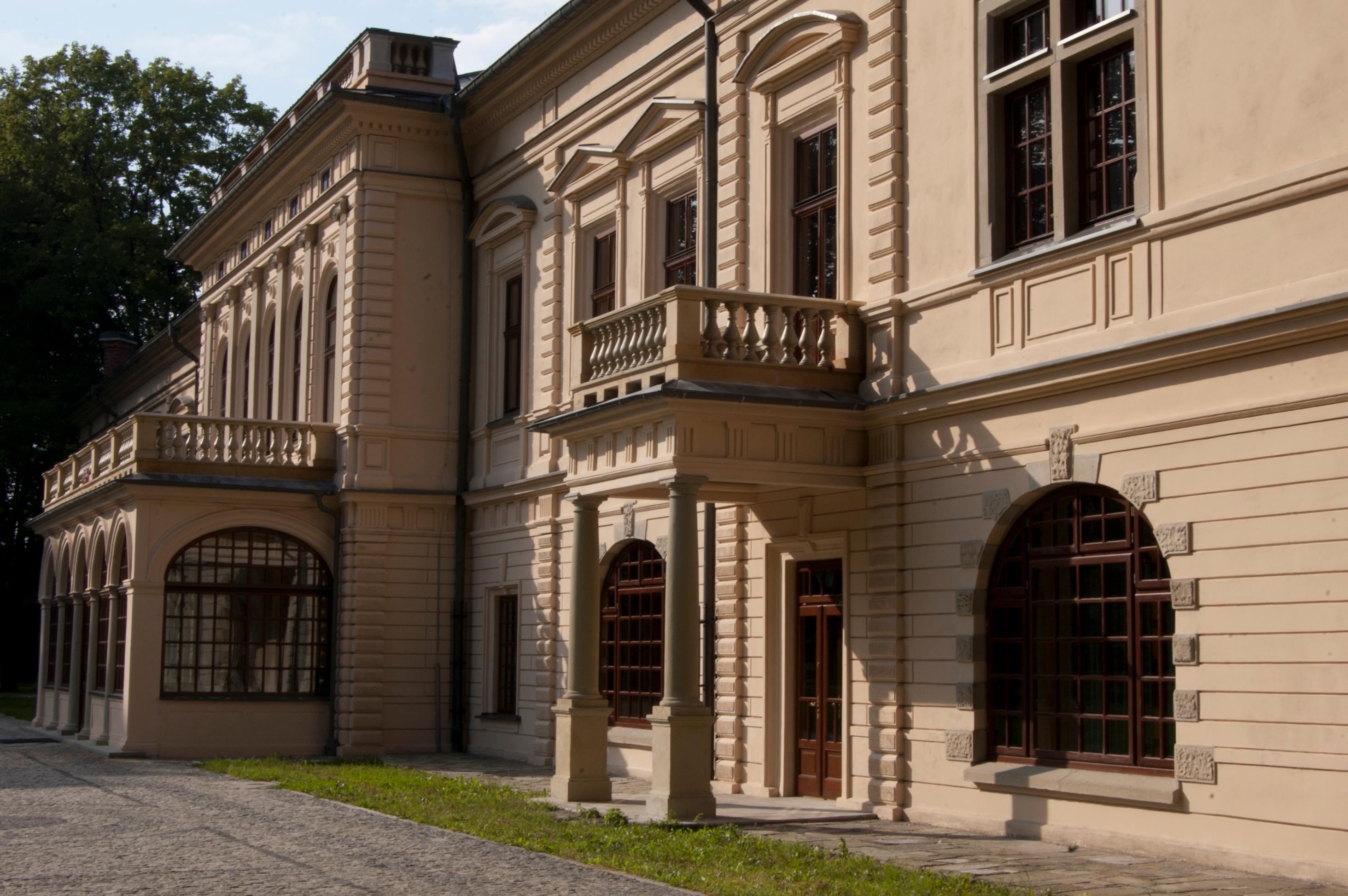 Wejście do pałacu w otoczeniu parku