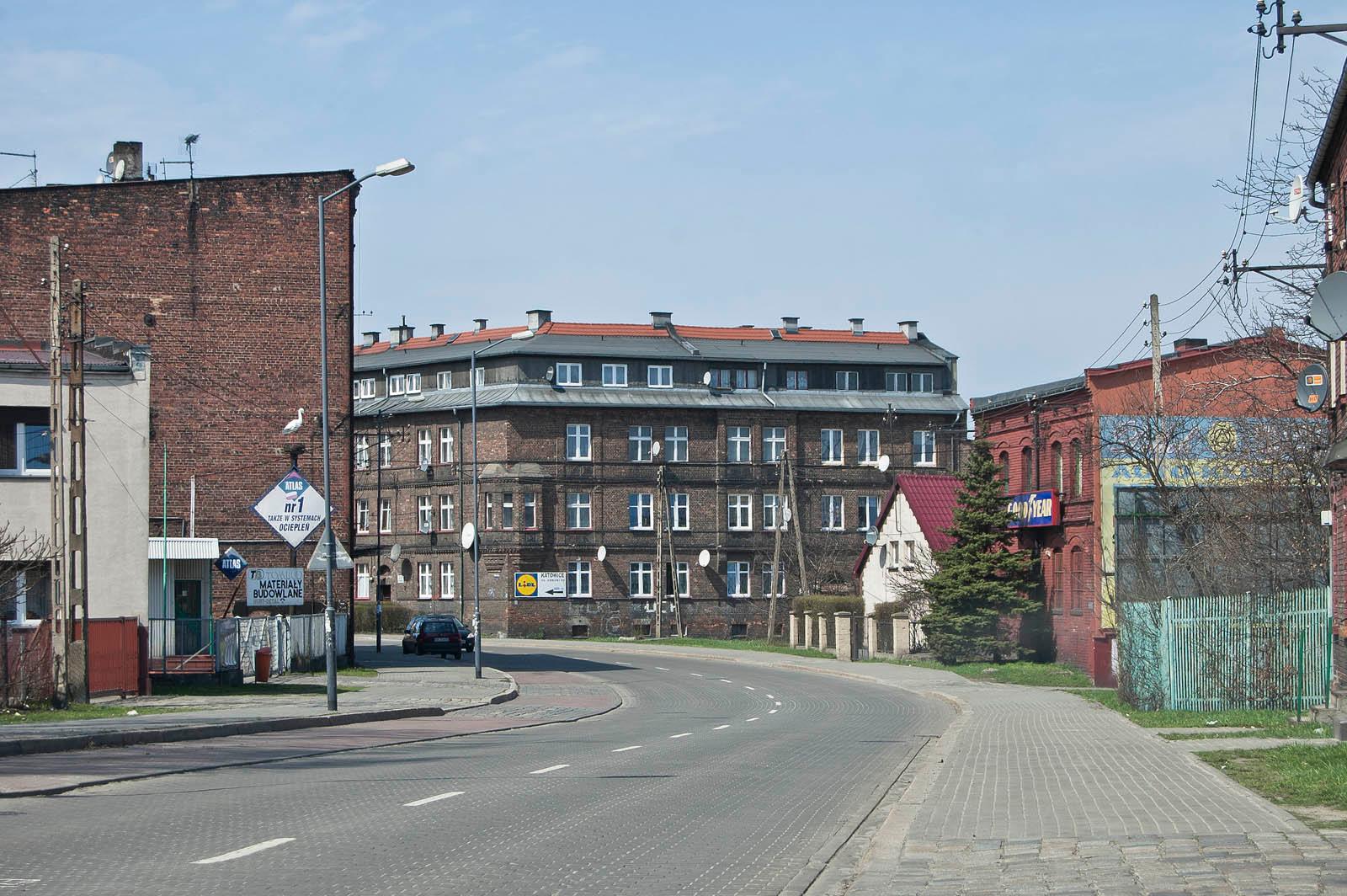 Kamienice oraz zabytkowe i zaniedbane familoki przy ulicy