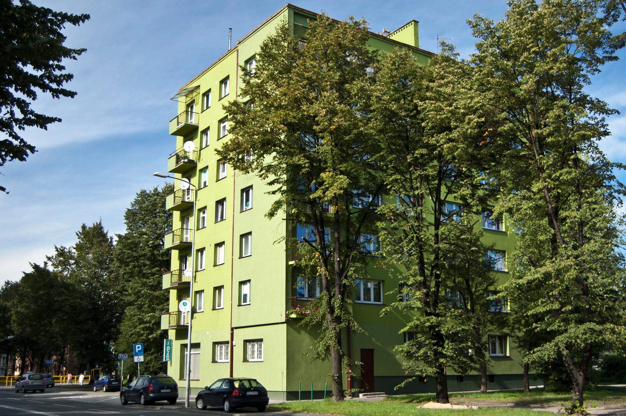 Kolorowy blok mieszkalny