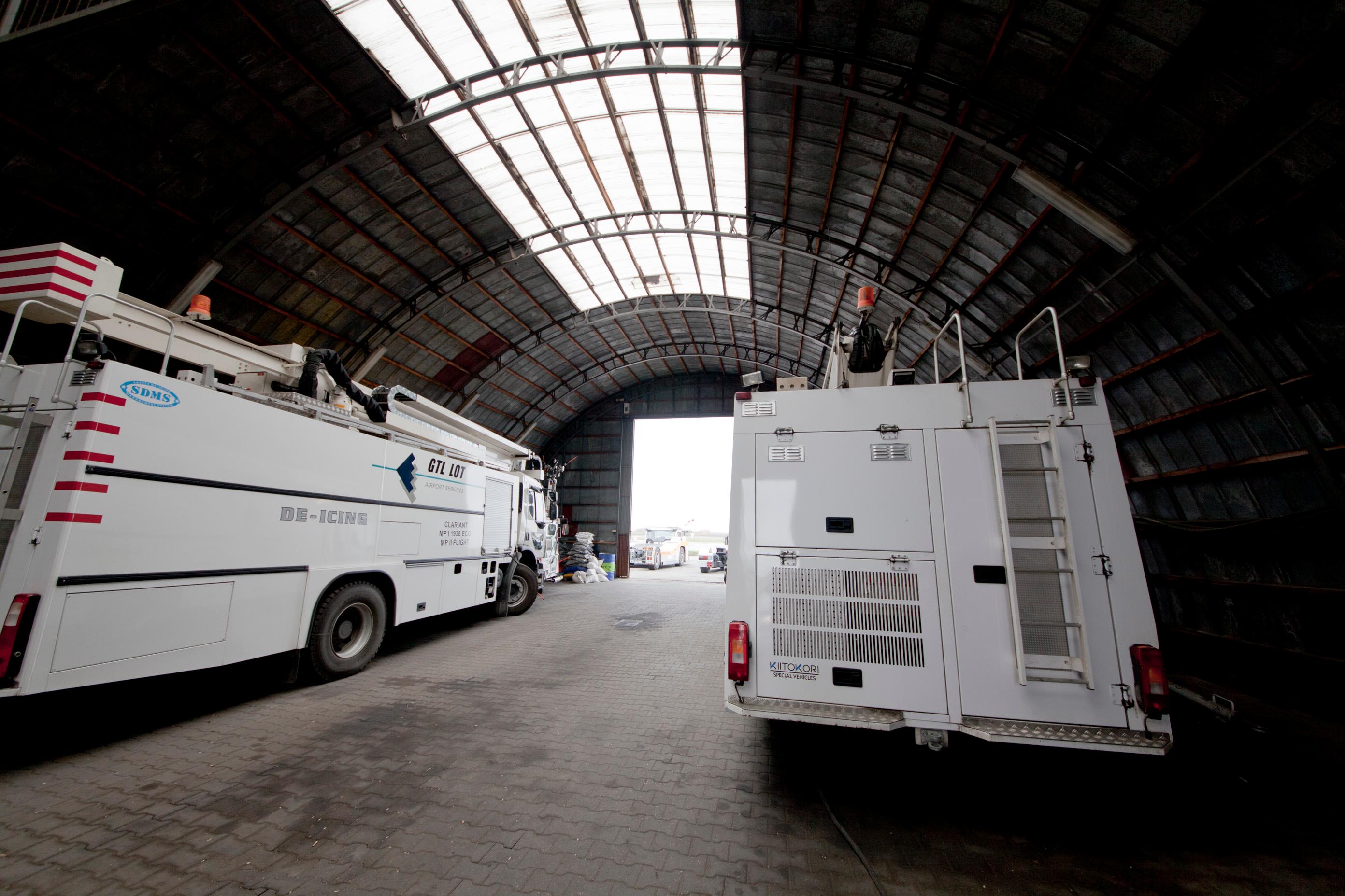 Hangar z autami