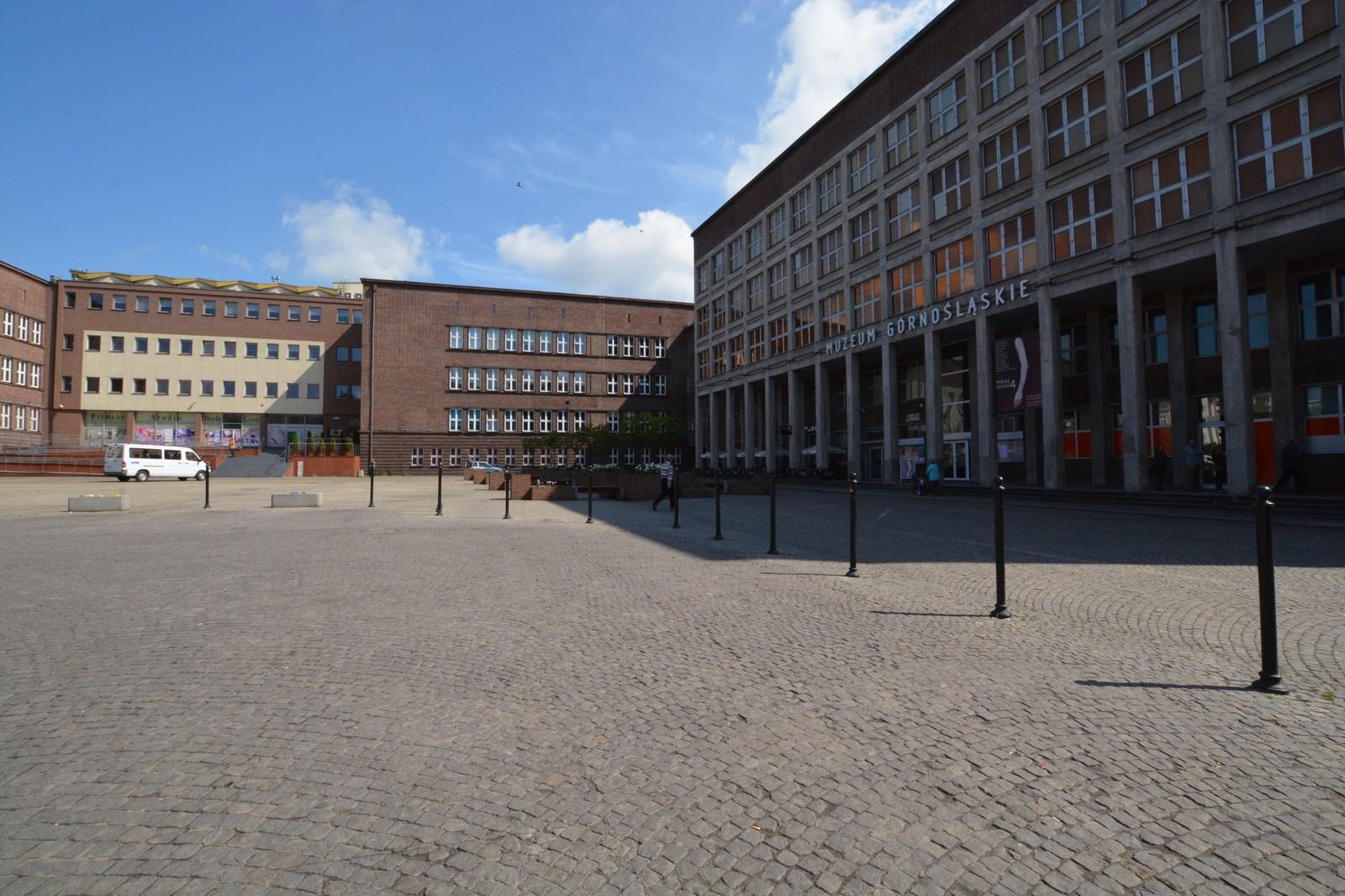 centrum miasta, z gmachem Miejskiej Biblioteki Publicznej