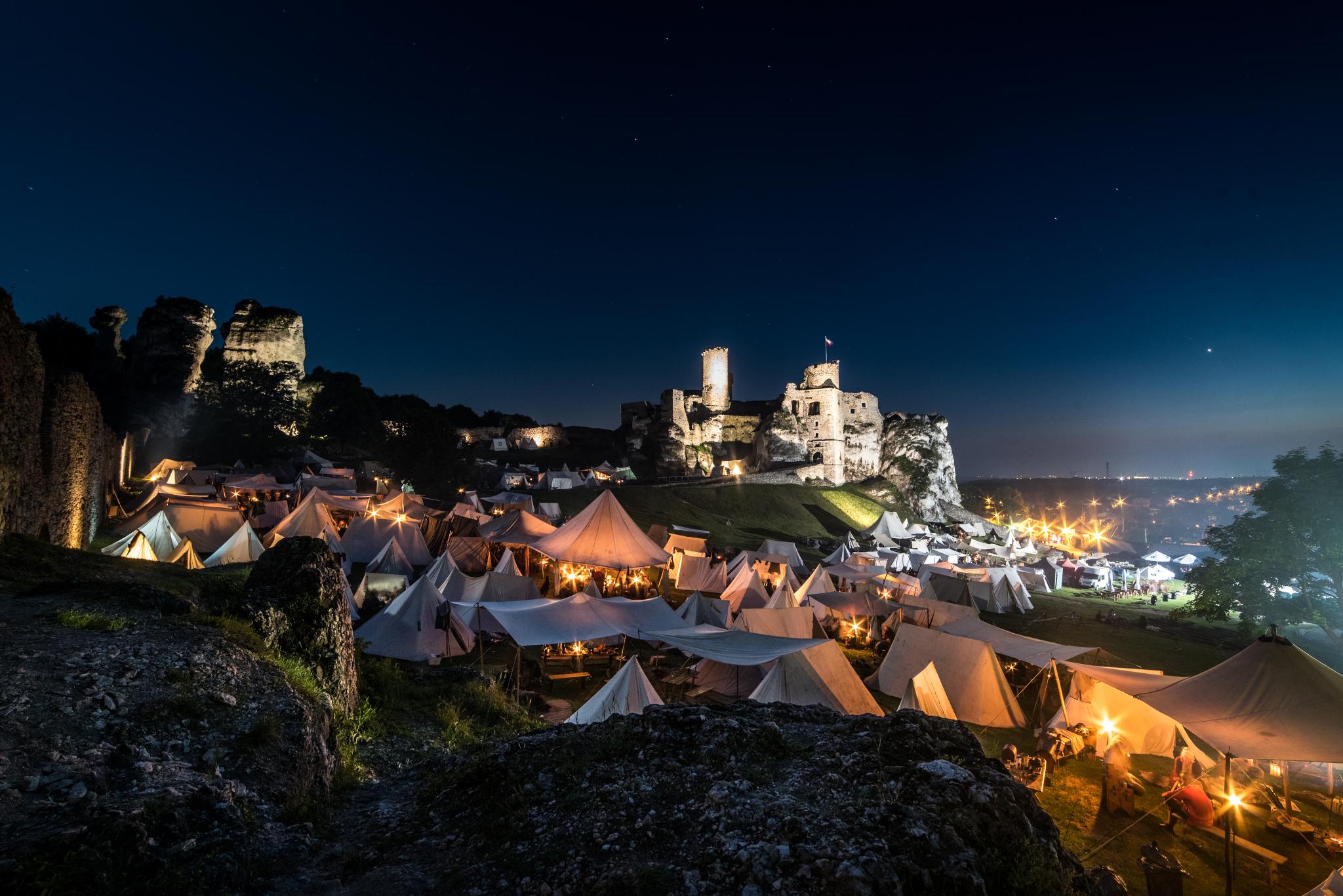 Zamek Ogrodzieniec widok nocą