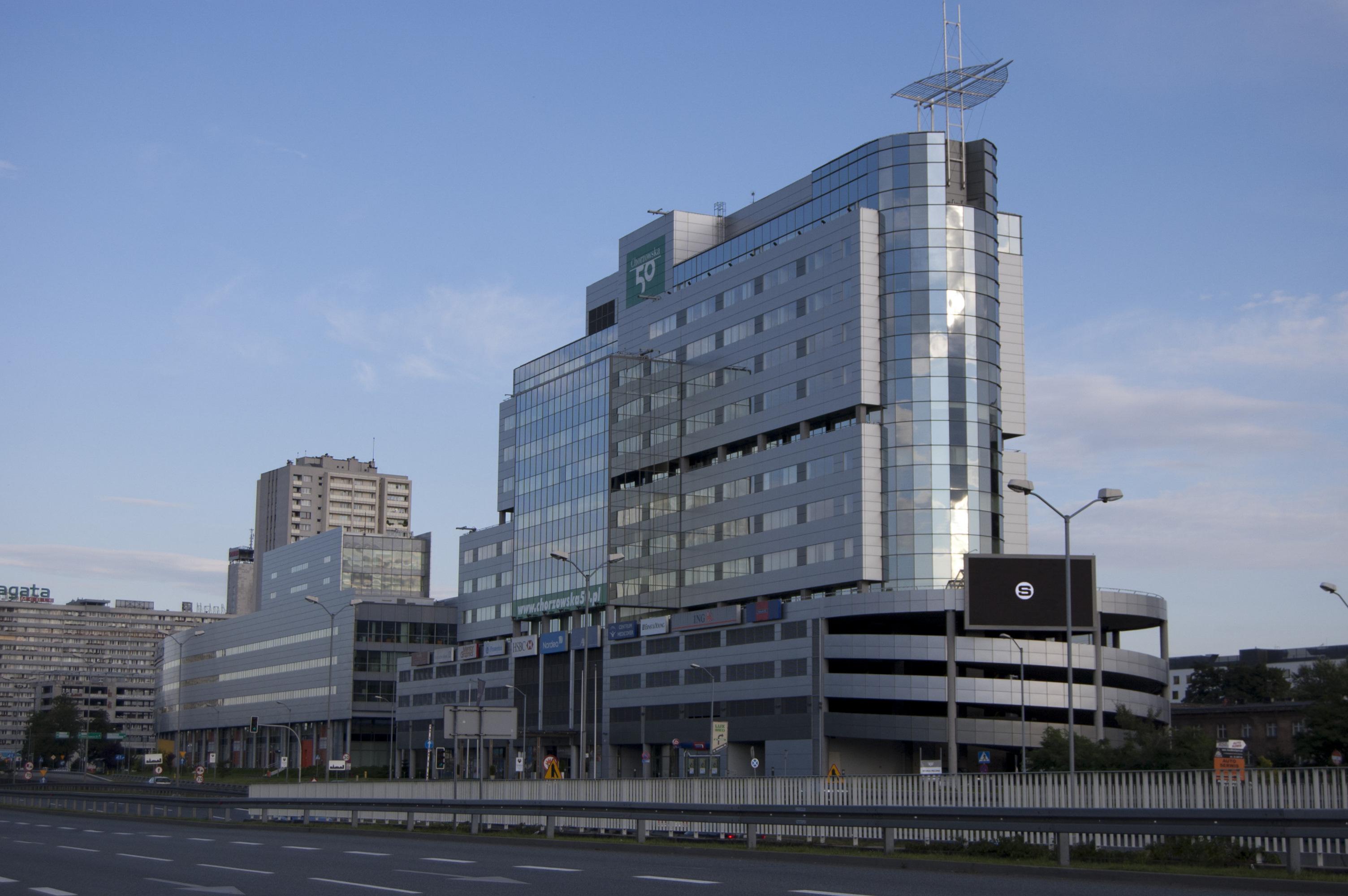 Nowoczesny biurowiec w centrum miasta
