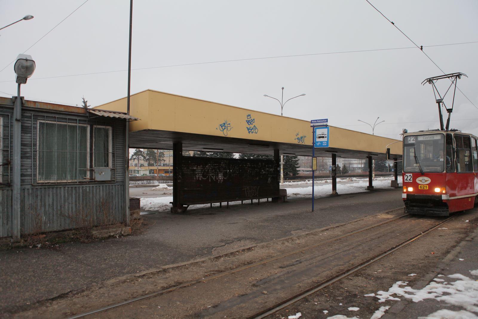 Pętla tramwajowa z tramwajem na przystanku