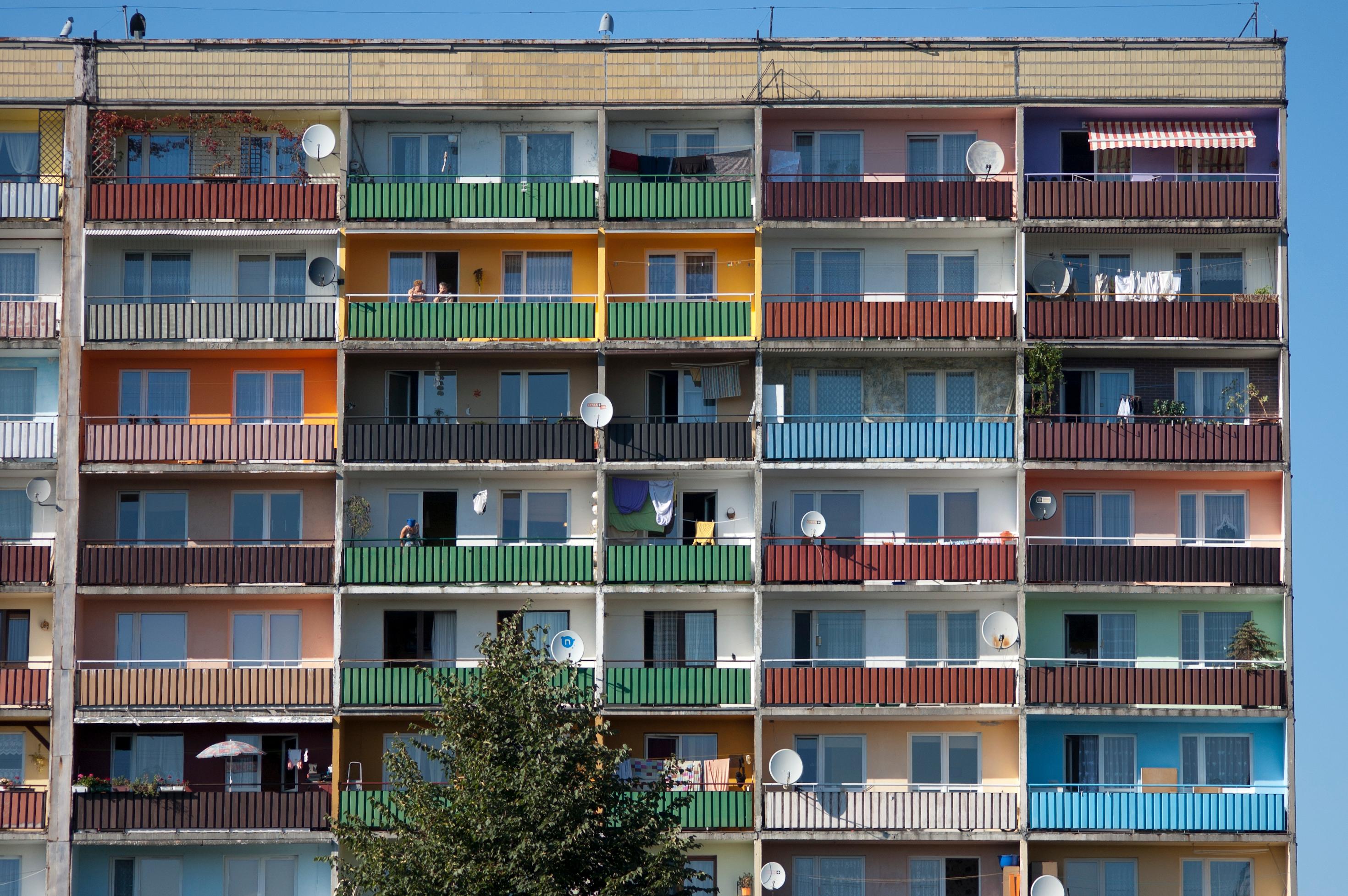 Kolorowe balkony w bloku