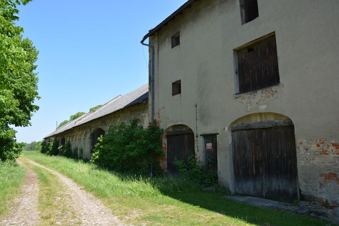 Zabytkowy budynek folwarku