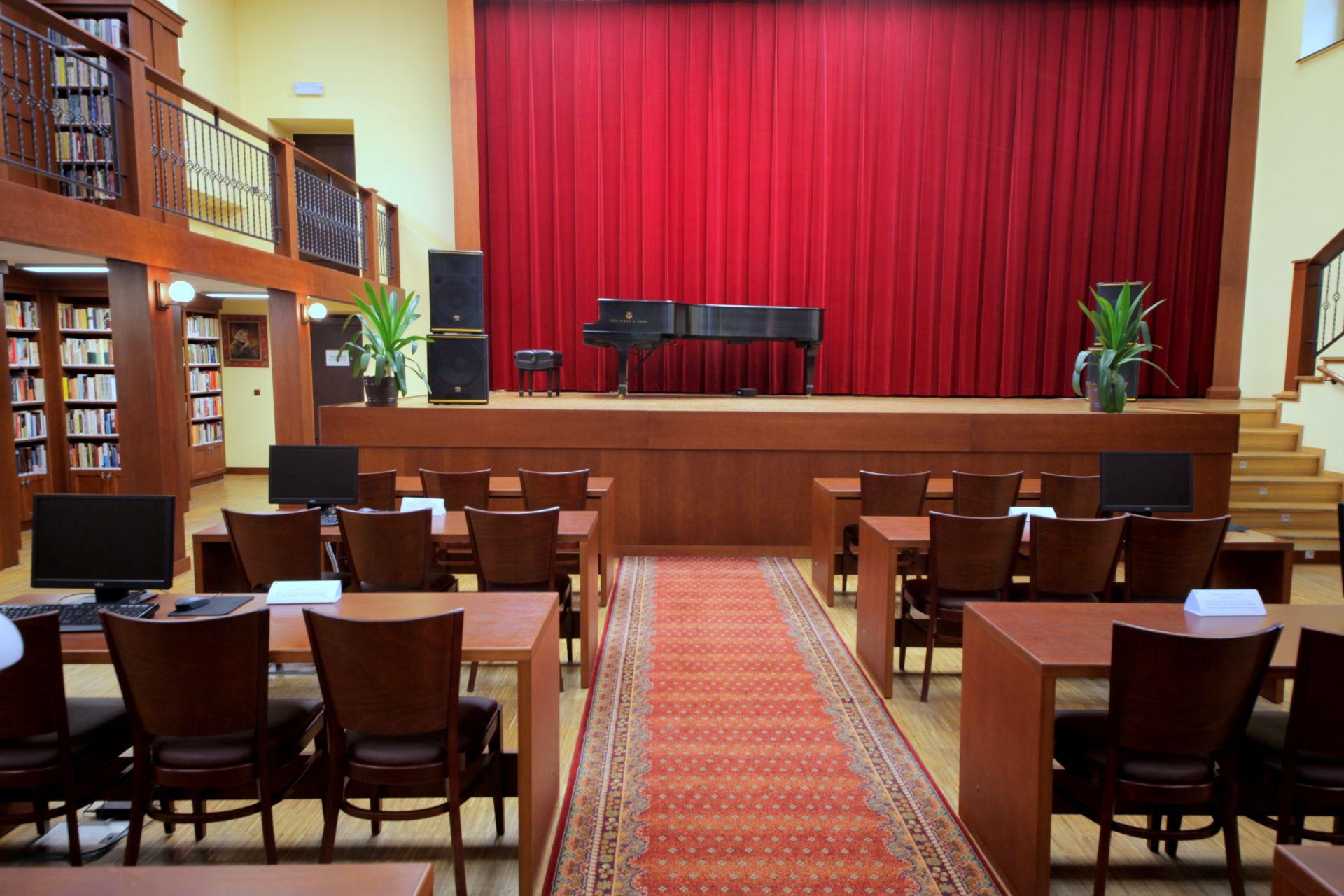 Sala z biurkami i krzesłami