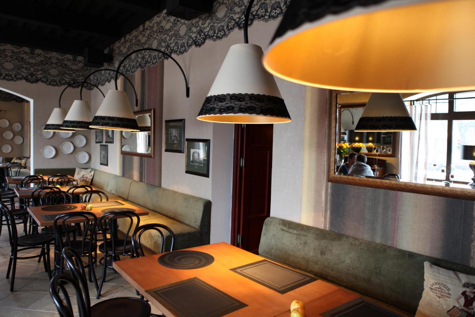 Wnętrze restauracji z fotelami i stołami