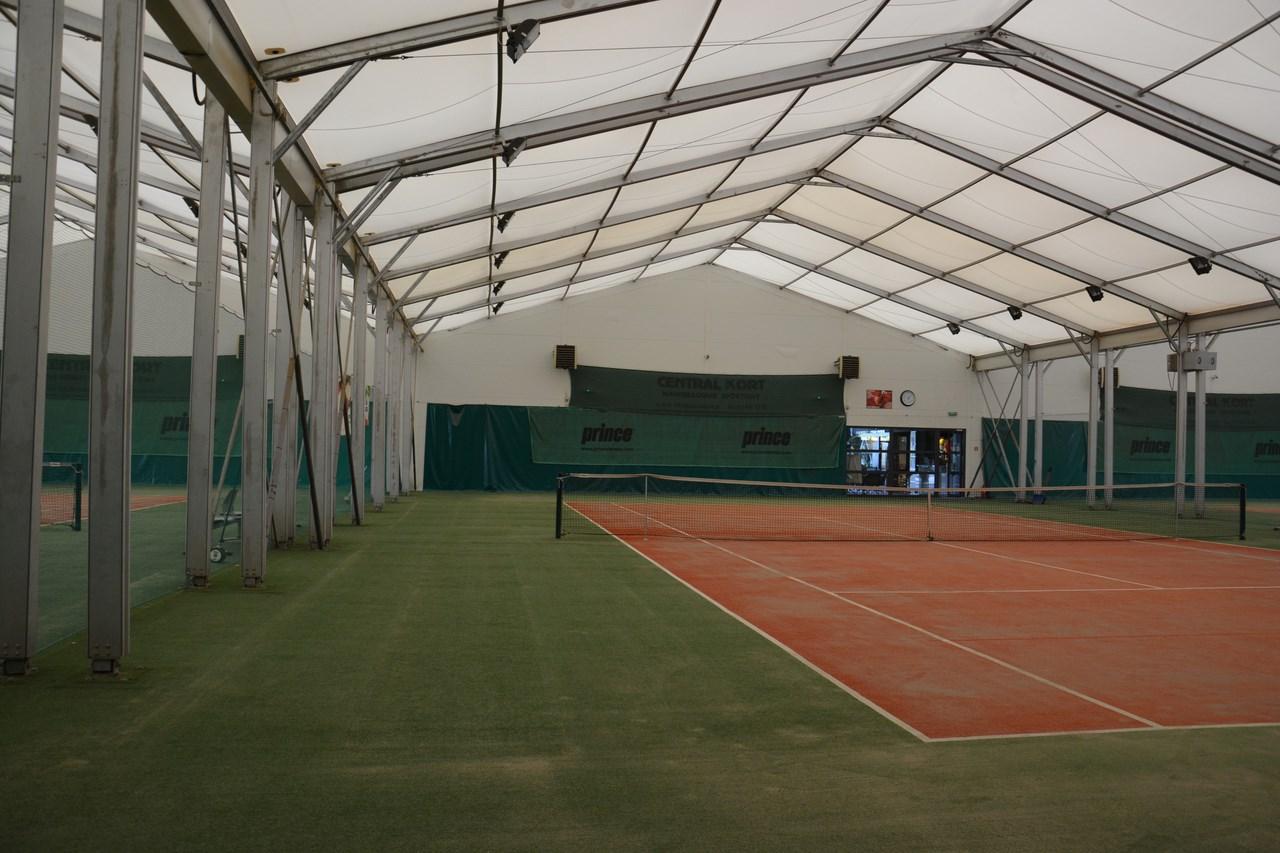 Zadaszony kort tenisowy