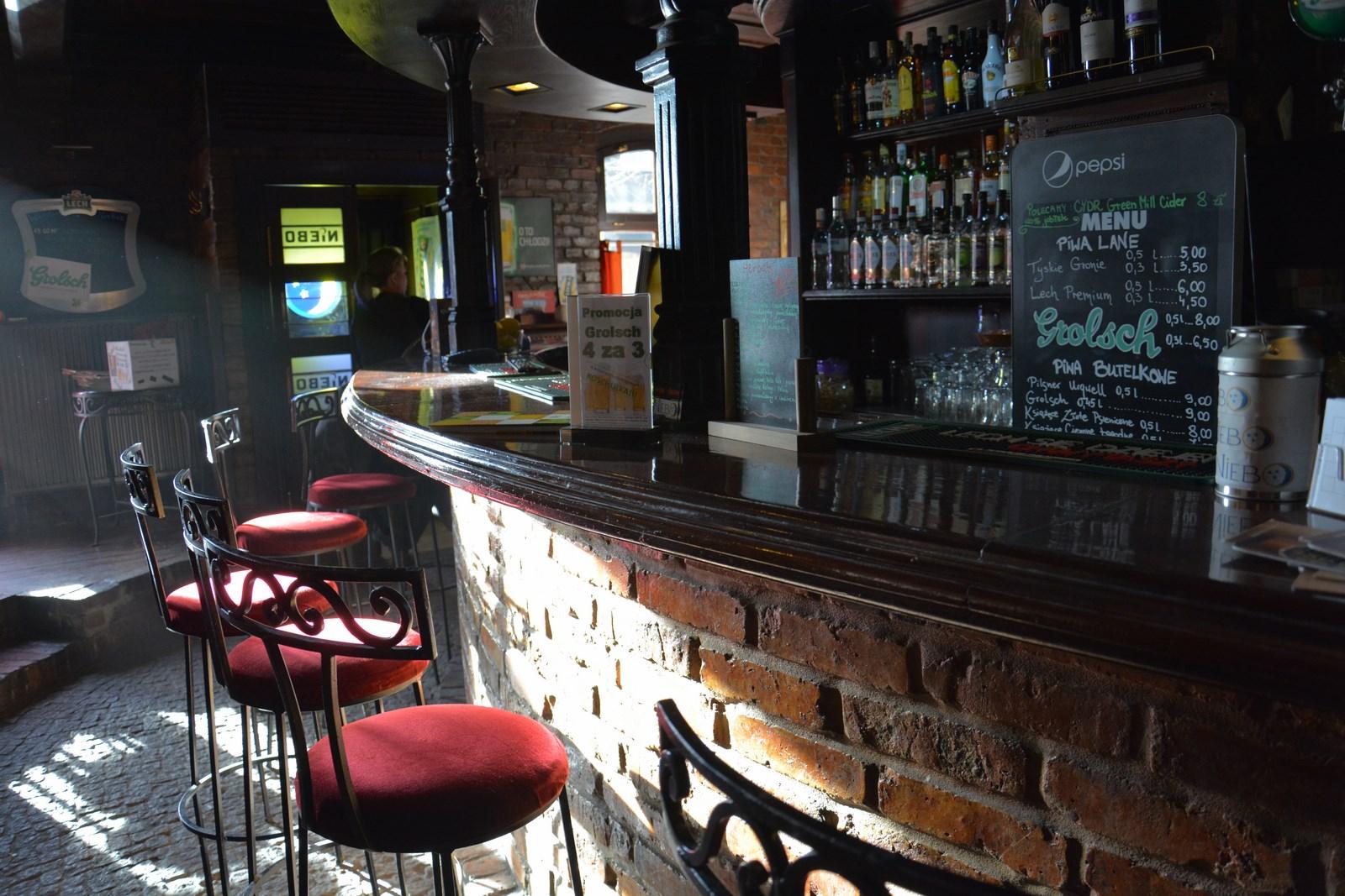 Bar z krzesłami