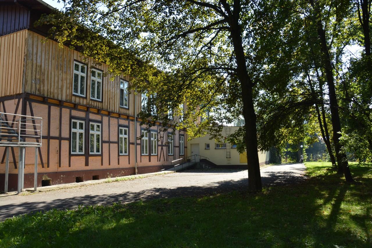Budynek mieszkalny hotelowy w parku