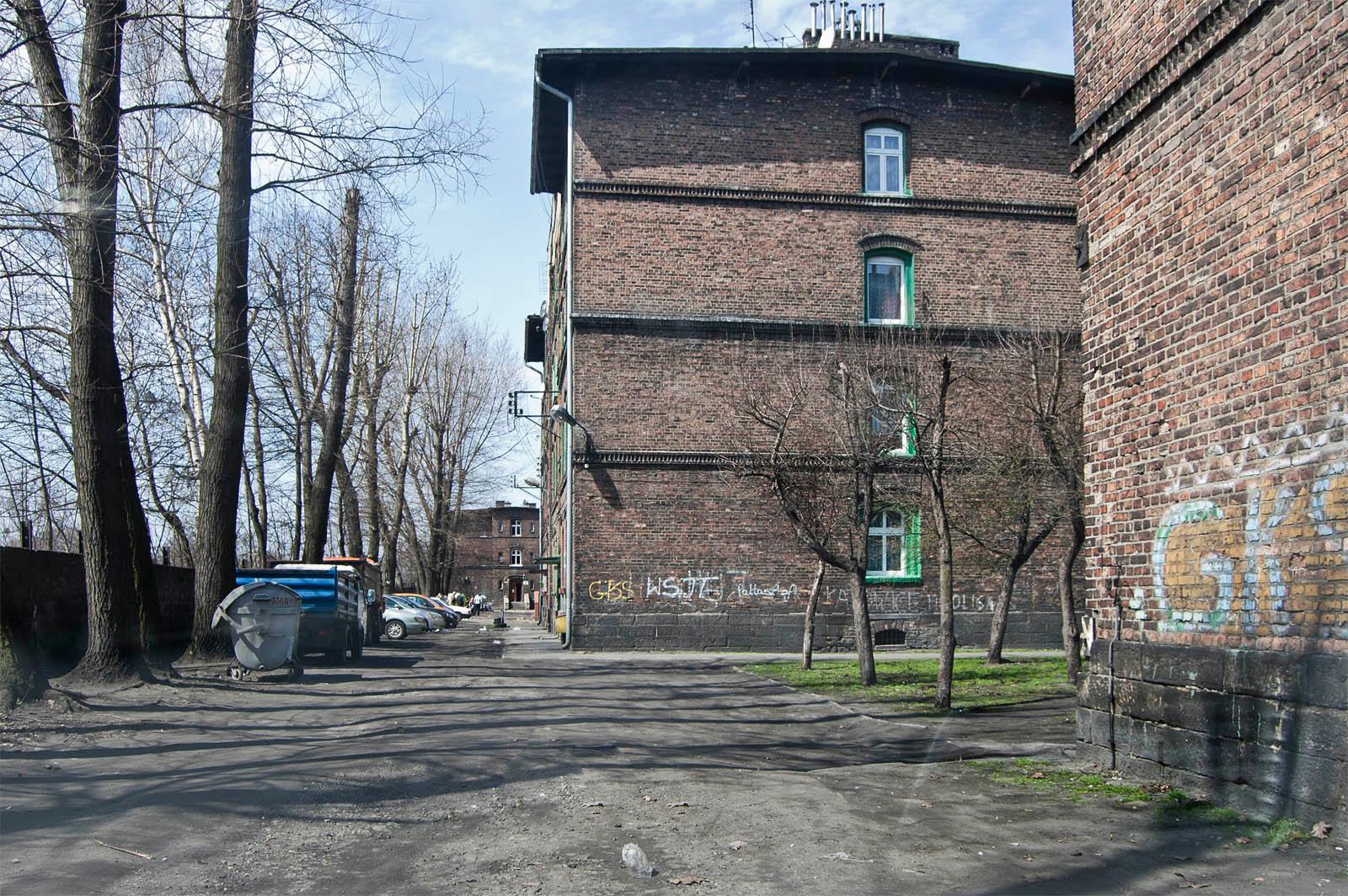 Kamienice oraz zabytkowe i zaniedbane familoki.