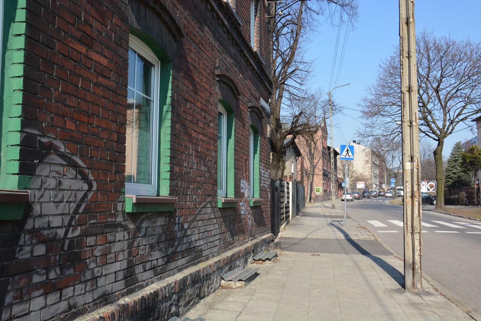 Blok stojący przy ulicy