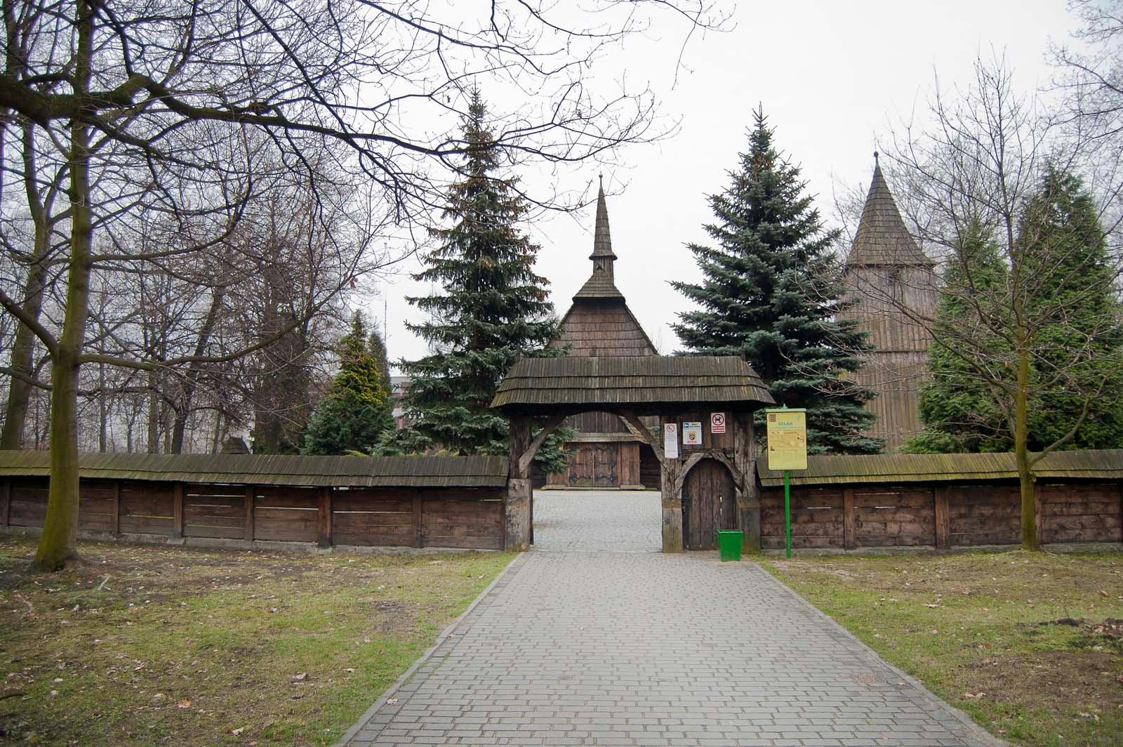 Drewniany, jednonawowy kościół, ze ścianami konstrukcji wieńcowej