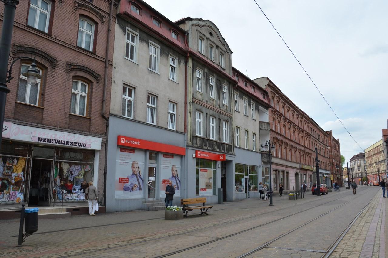 Ulica z zabudowaniami i torami tramwajowymi