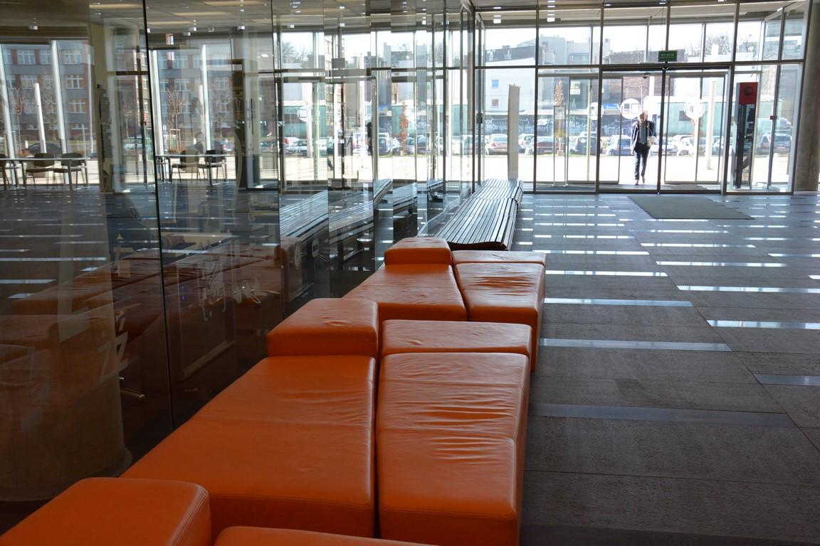 Hol znajduje się w Centrum Informacji Naukowej i Bibliotece Akademickiej