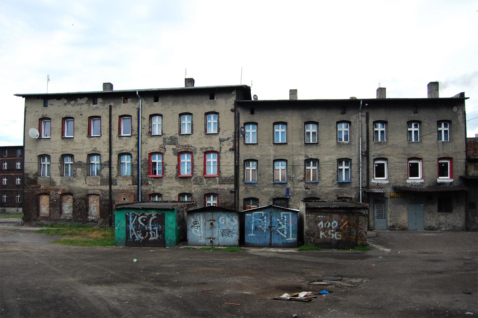 Garaże i kamienice