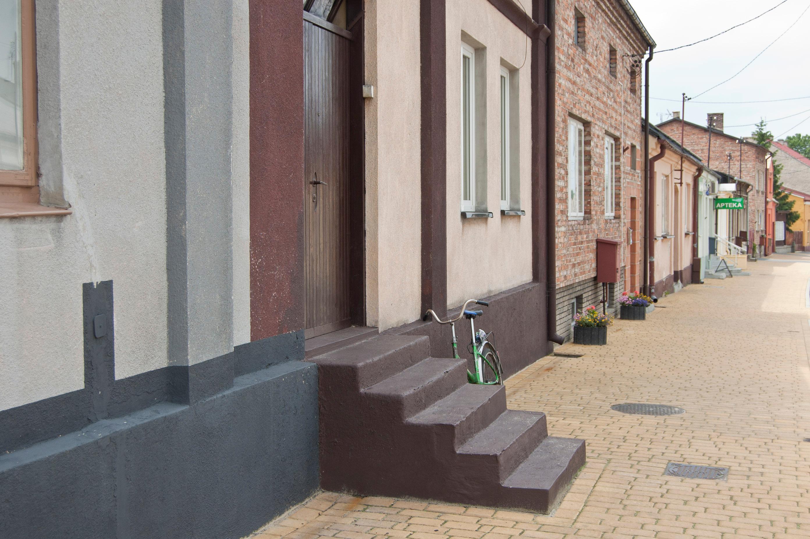 Wejście po schodach do domu