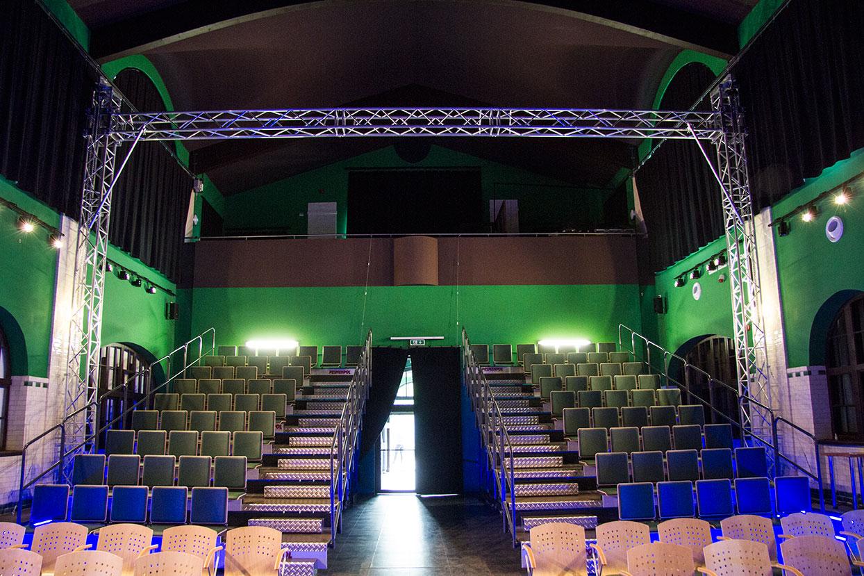 Scena teatralna z krzesłami
