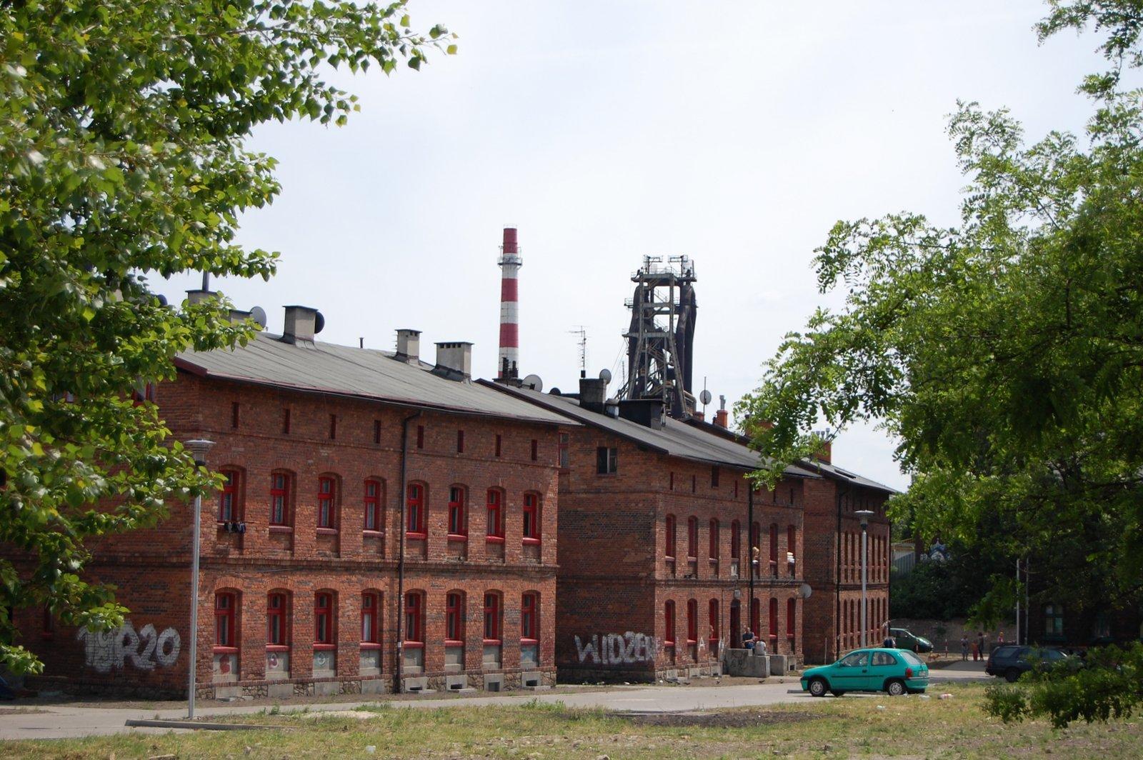 Rząd czerwonych kamienic