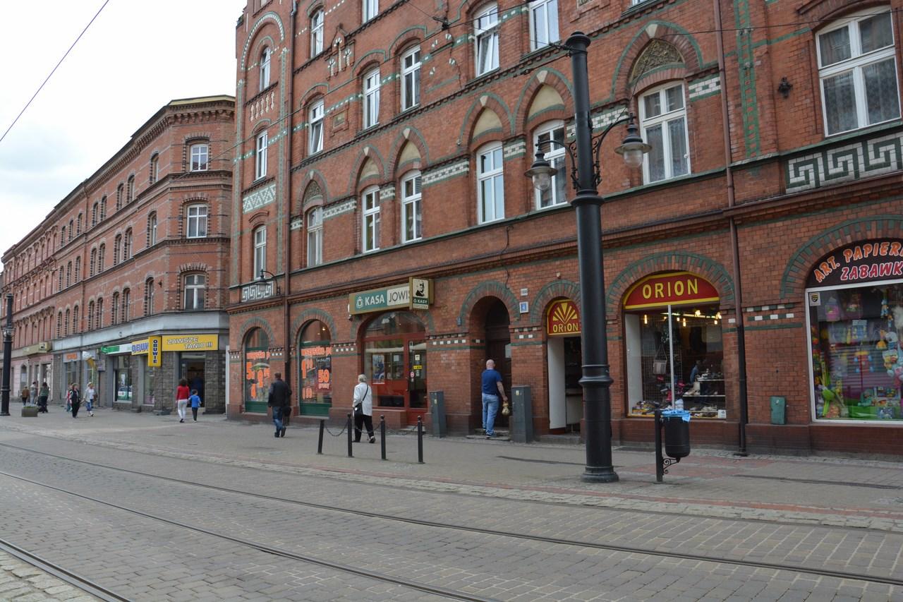 Ulica z zabudowaniami i torami tramwajowymi