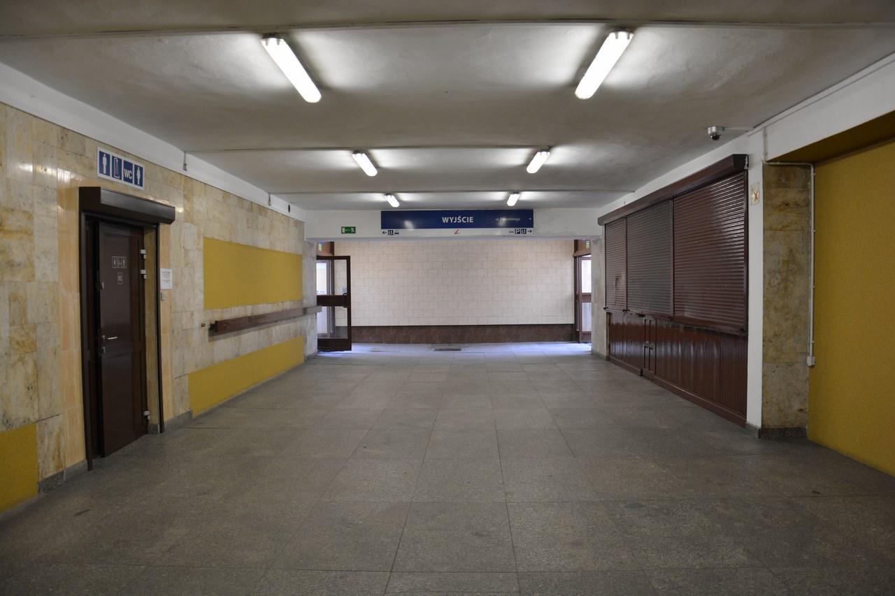 Wnętrze dworca kolejowego